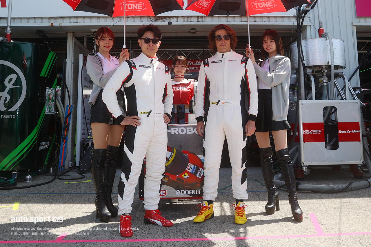 全部見せます。2024年スーパーGTドライバーたちのレーシングスーツ姿＆レースアンバサダー（3）