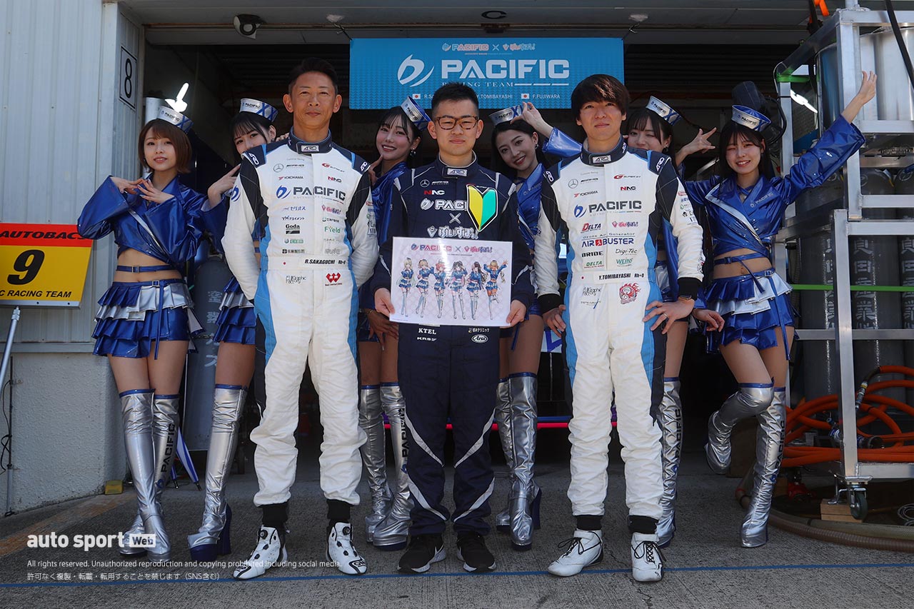 全部見せます。2024年スーパーGTドライバーたちのレーシングスーツ姿＆レースアンバサダー（3）