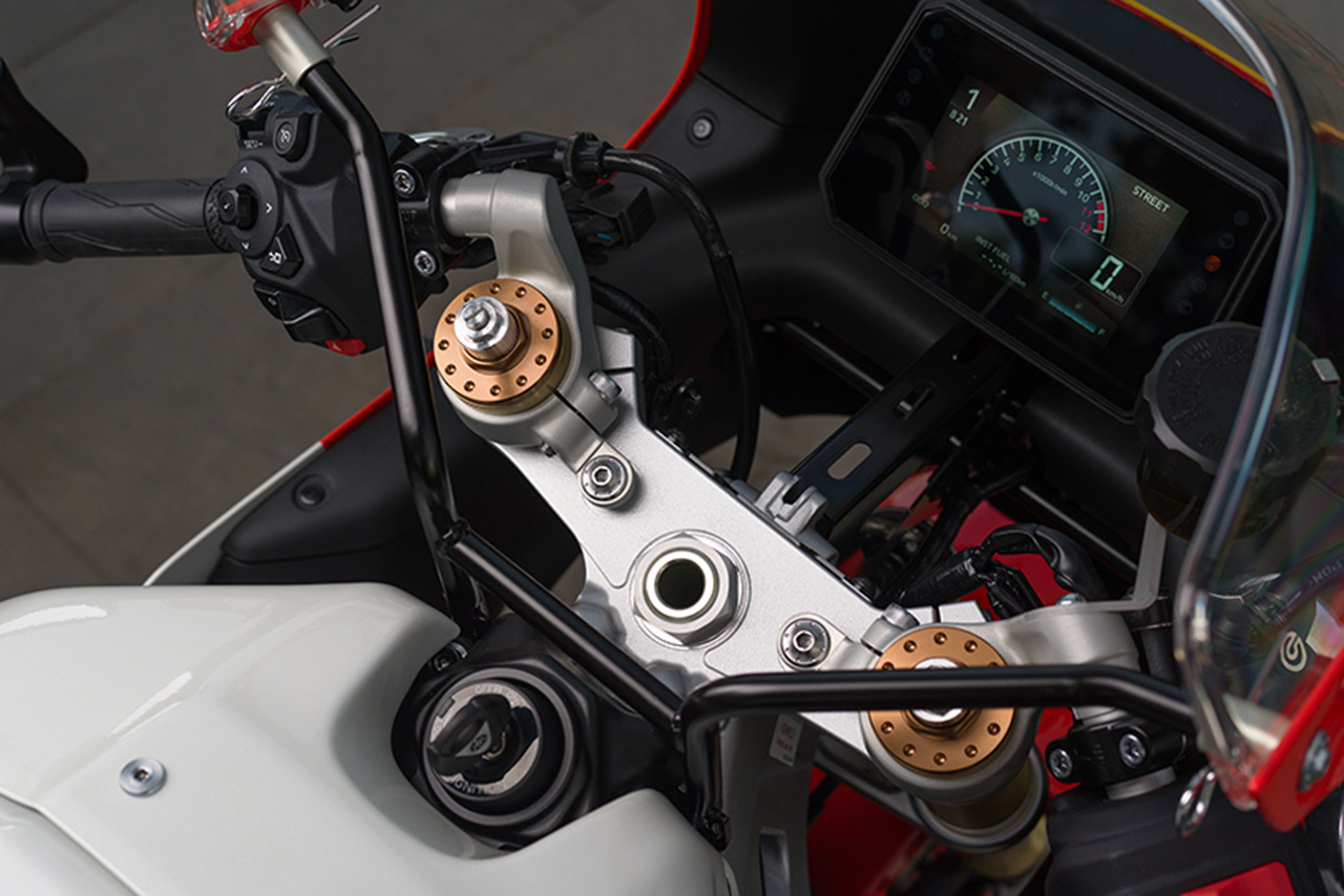 ヤマハ、1980年代のGPマシンをオマージュした『XSR900 GP』を5月20日に発売。価格は143万円