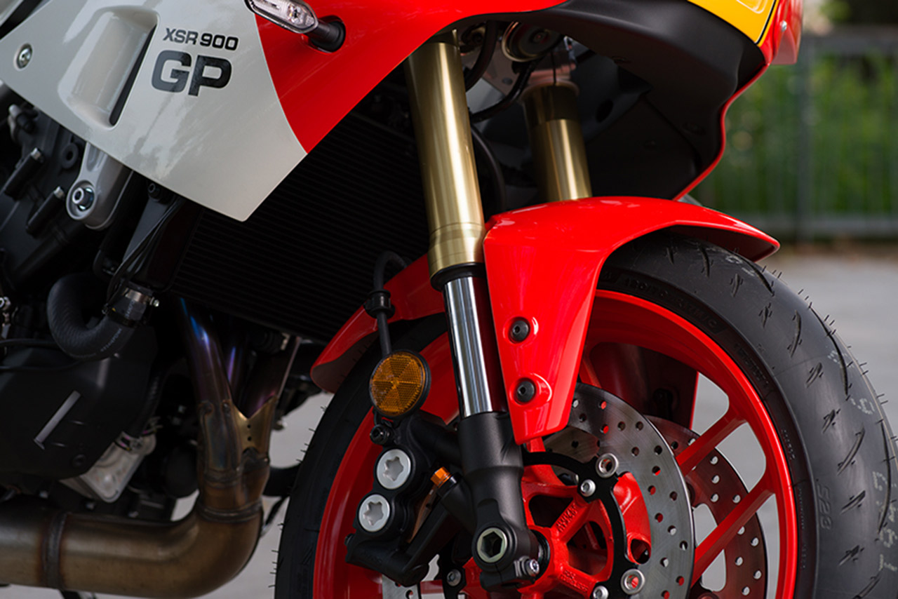 ヤマハ、1980年代のGPマシンをオマージュした『XSR900 GP』を5月20日に発売。価格は143万円