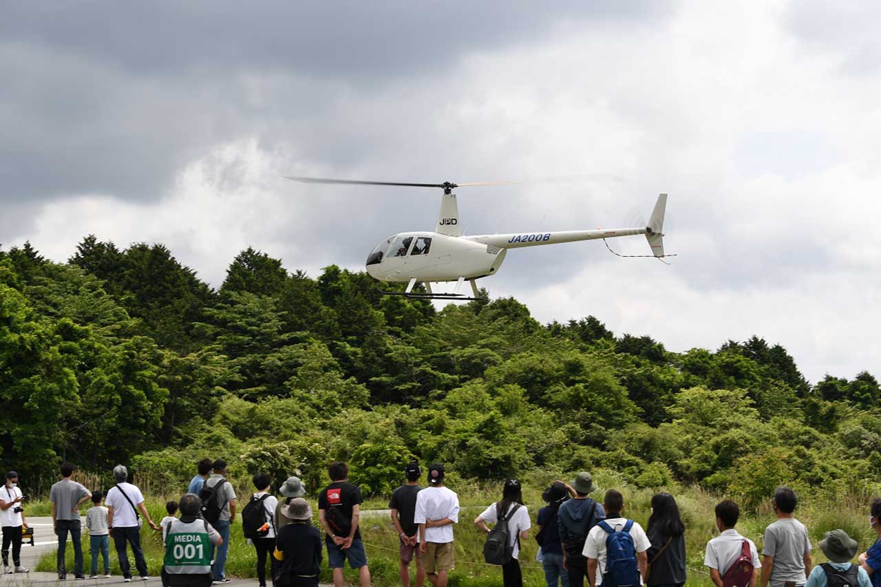 夜間フライト追加でパワーアップ。富士24時間を上空から観戦できるヘリ遊覧が2024年も開催