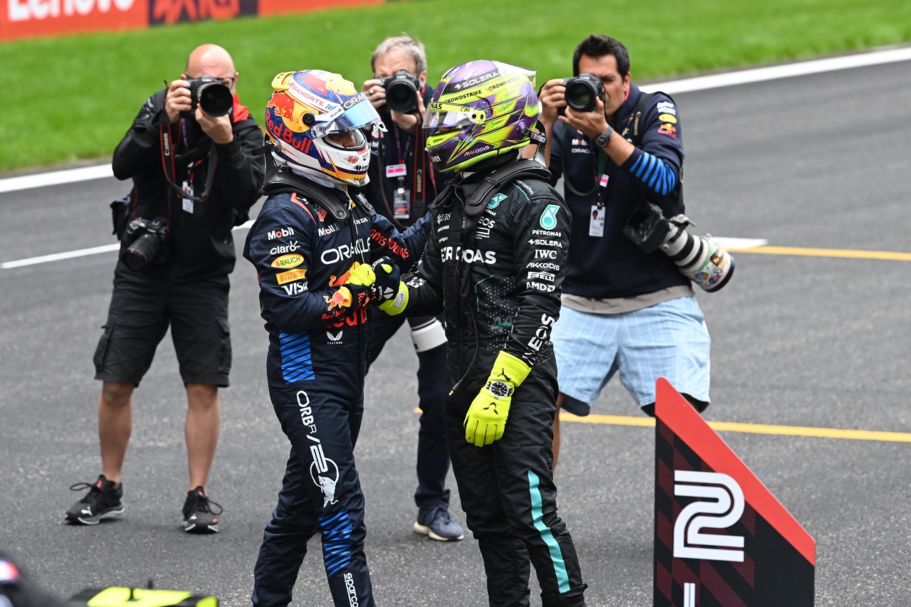 3位セルジオ・ペレス（レッドブル）と2位ルイス・ハミルトン（メルセデス）