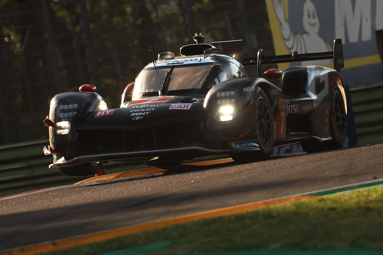 小林可夢偉が逃げ切った！ ペースに勝るライバルを相手に、トヨタが雨と燃費を読み切り逆転勝利【WECイモラ／後半レポート】