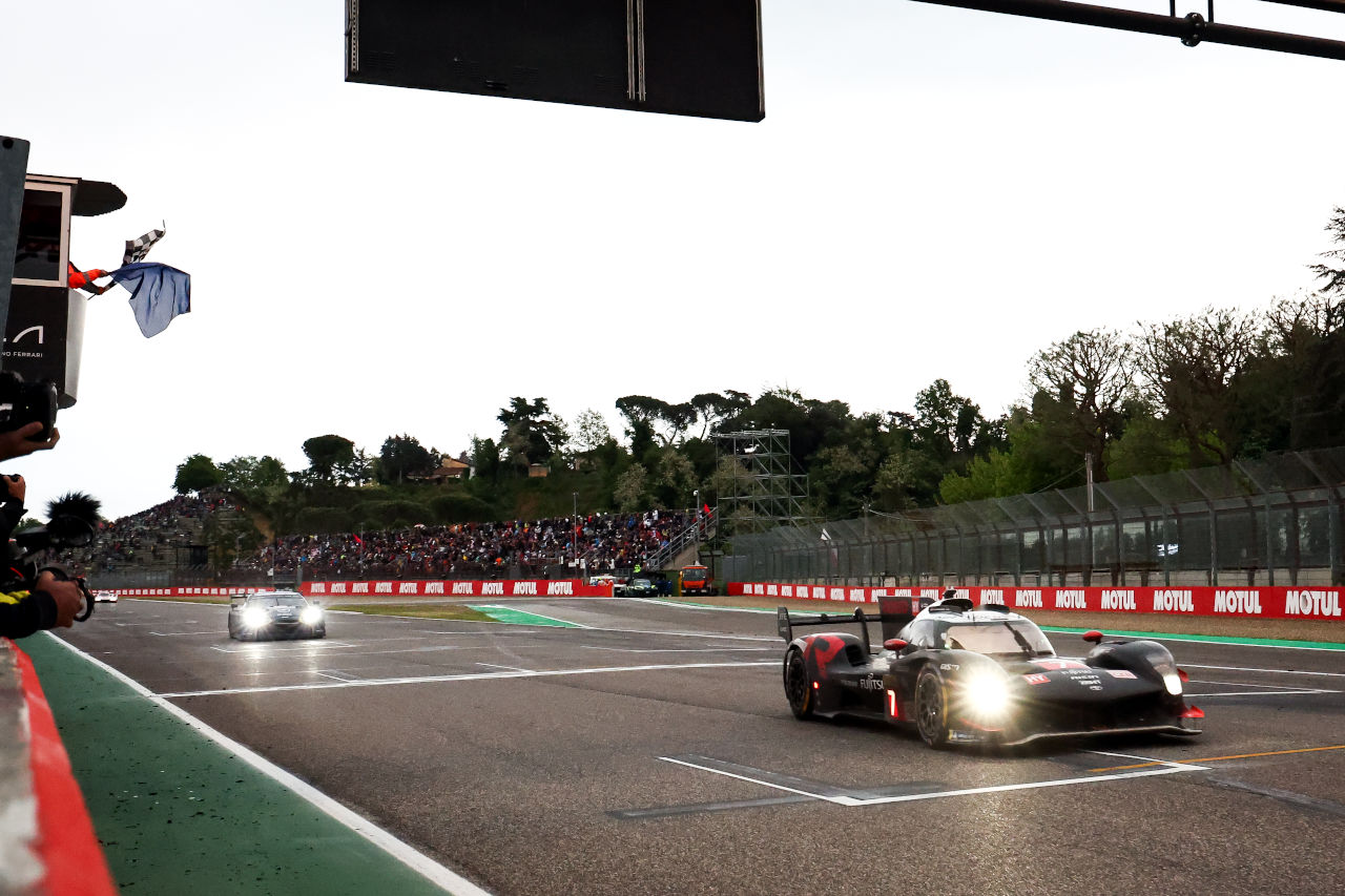 小林可夢偉が逃げ切った！ ペースに勝るライバルを相手に、トヨタが雨と燃費を読み切り逆転勝利【WECイモラ／後半レポート】