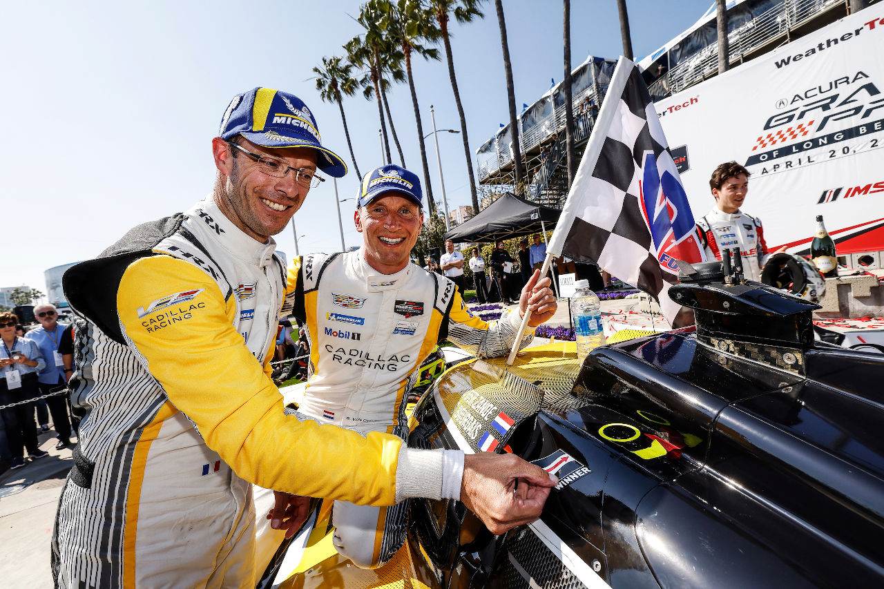 CGRがタイヤ無交換作戦でキャデラックの同門対決を制す。GTD優勝はレクサス／IMSAロングビーチ