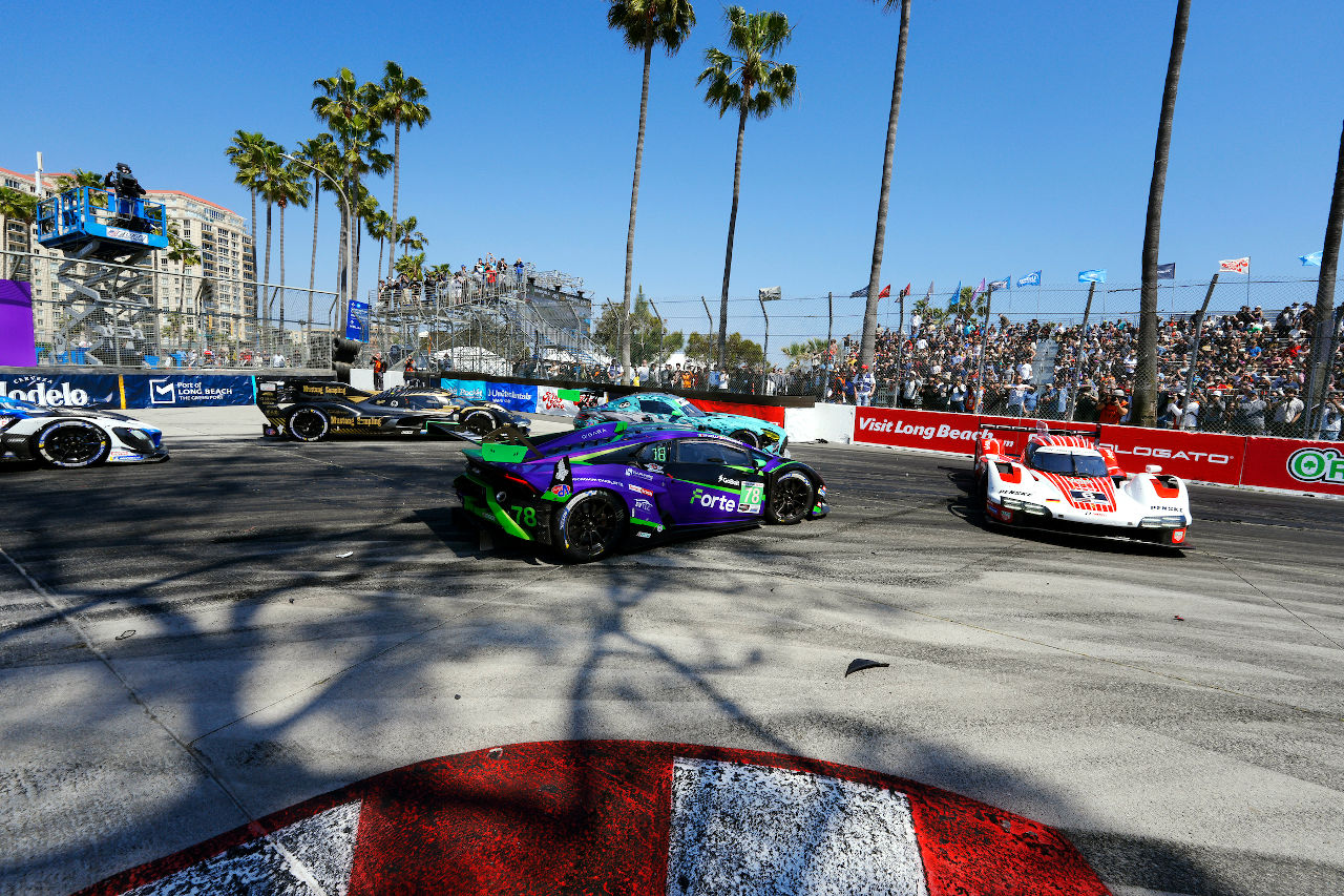CGRがタイヤ無交換作戦でキャデラックの同門対決を制す。GTD優勝はレクサス／IMSAロングビーチ