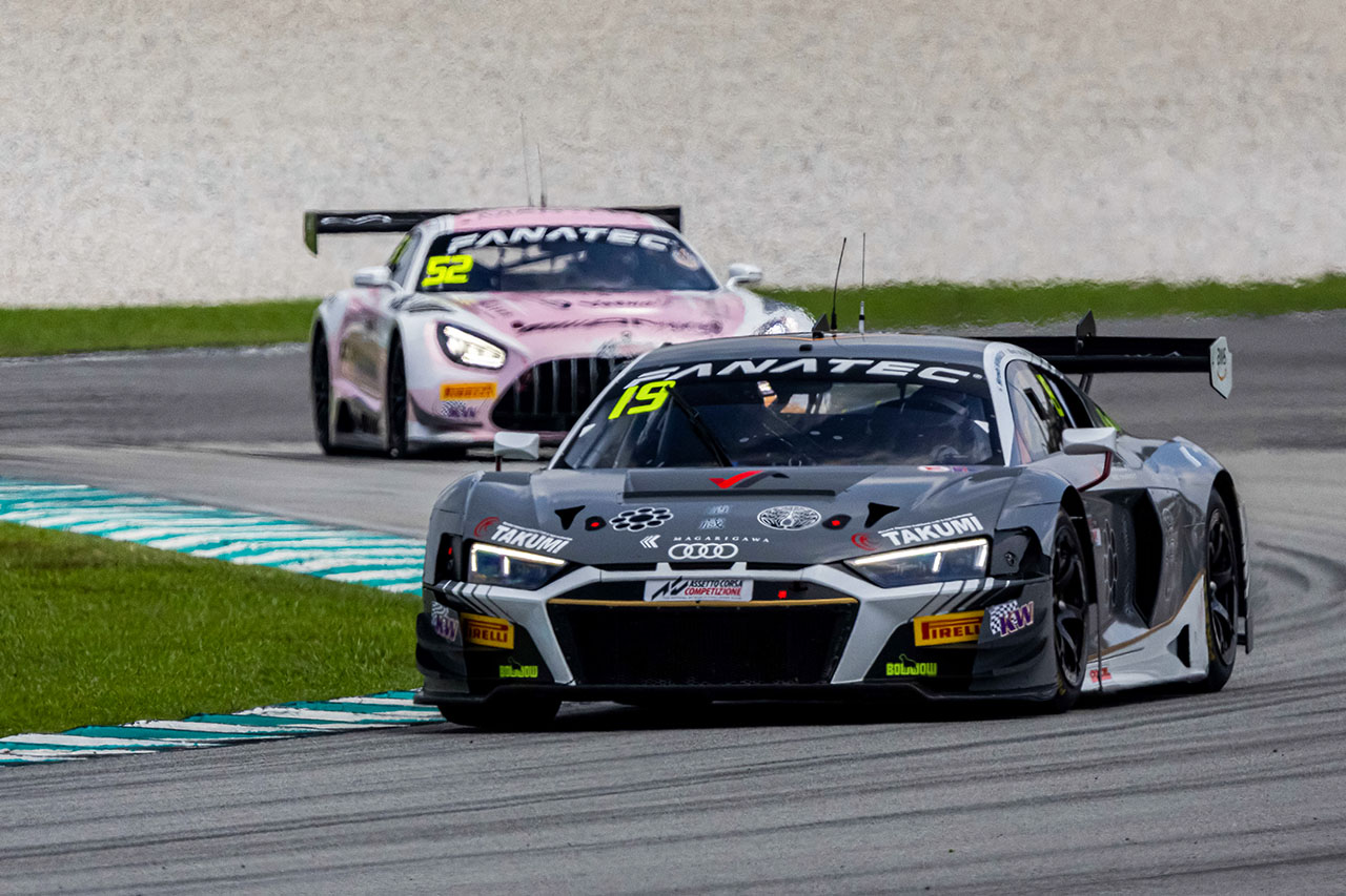 ジ・スピリット・オブFFFレーシングの19号車アウディ（濱口弘／大蔵峰樹）