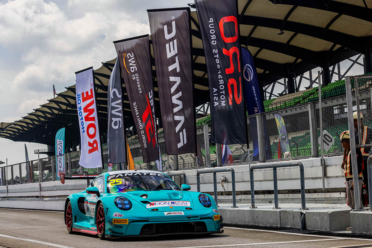 ポルシェセンター岡崎の25号車ポルシェ（内山清士／近藤翼）