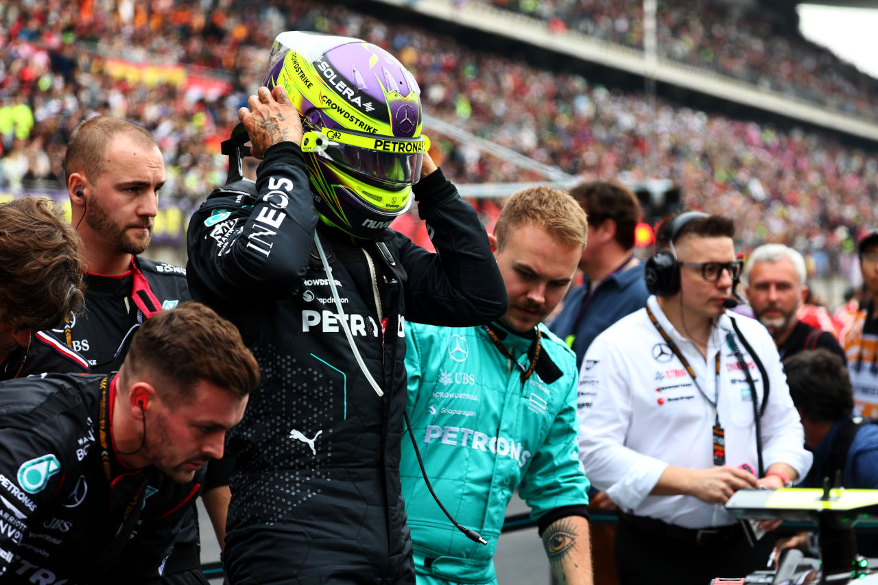 スプリント2位獲得の直後、予選Q1敗退となったハミルトン。F1中国GPでの問題の責任は「チームにある」とメルセデス技術ボス