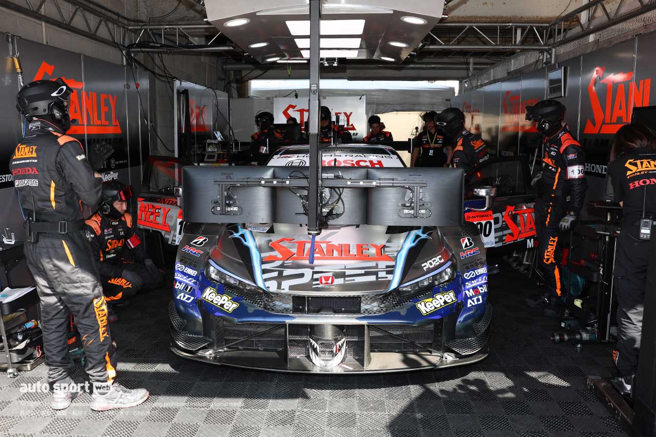 STANLEY TEAM KUNIMITSUのピットガレージ