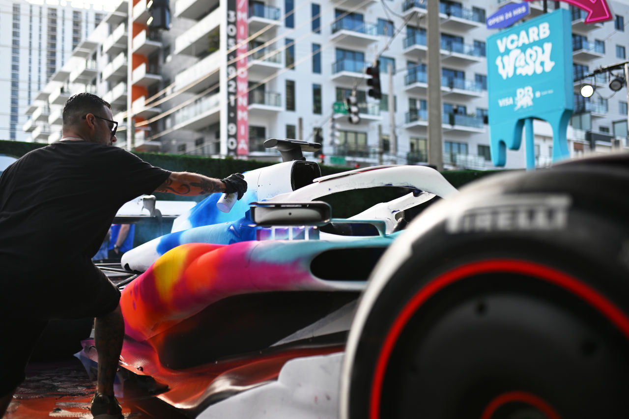 RB、F1マイアミGP用スペシャルリバリーを発表。レインボーの“カメレオン”カラー