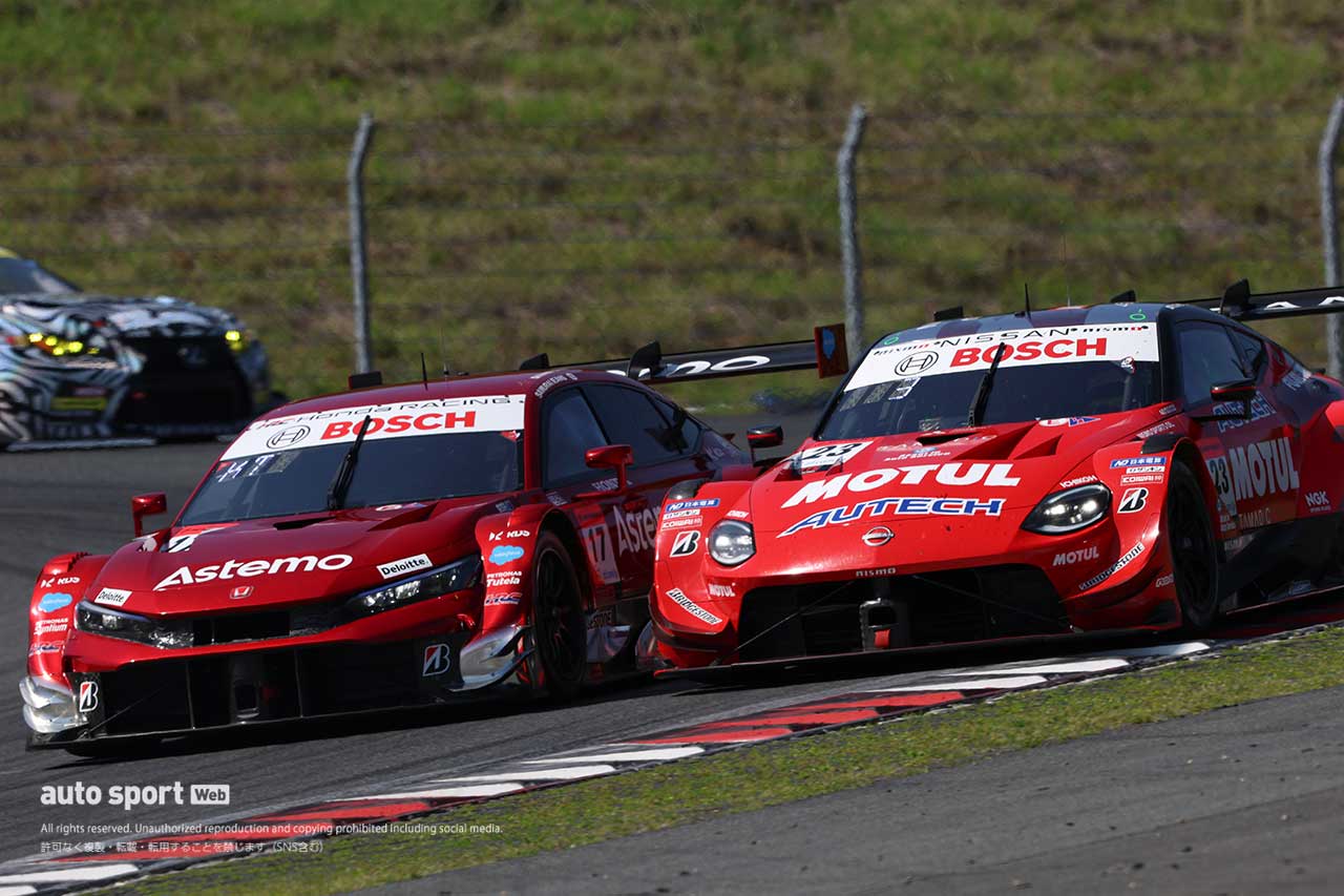 Astemo CIVIC TYPE R-GTに並びかけるMOTUL AUTECH Z