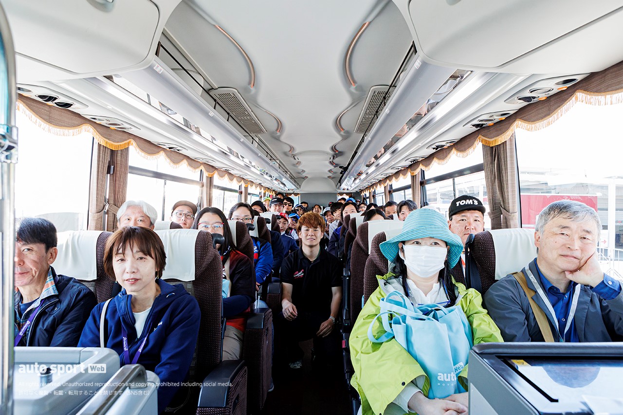 満席御礼、オートスポーツWeb読者限定のサーキットサファリが開催。GT300王者の川合孝汰が同乗解説