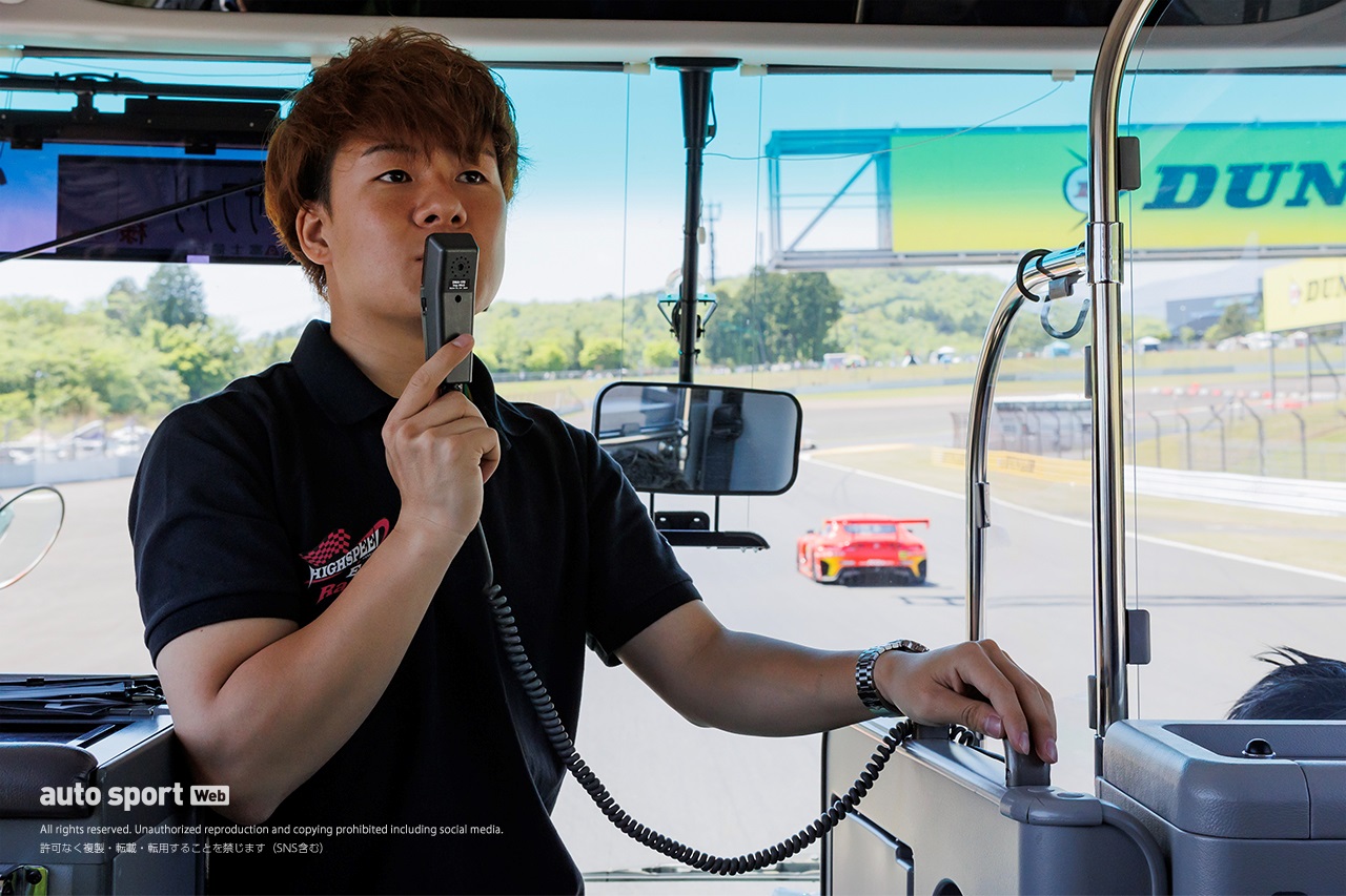 満席御礼、オートスポーツWeb読者限定のサーキットサファリが開催。GT300王者の川合孝汰が同乗解説