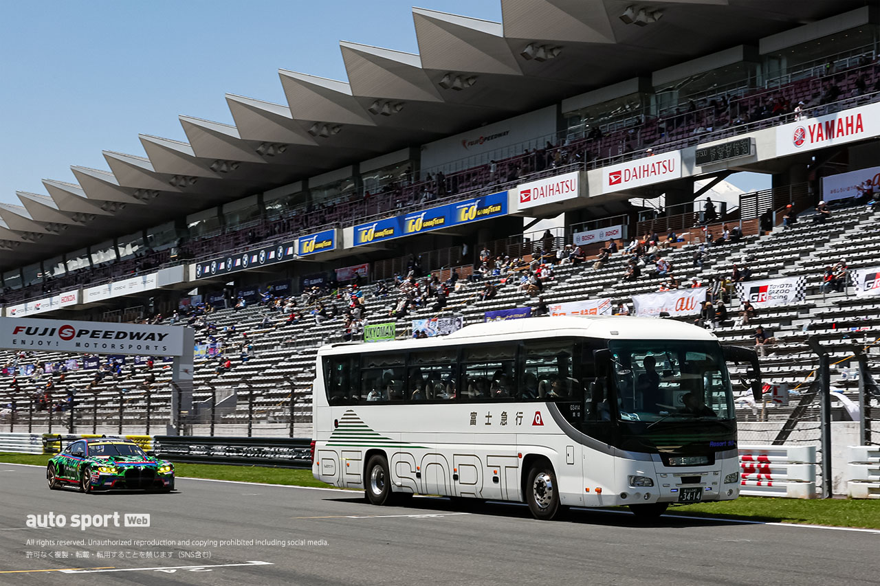 満席御礼、オートスポーツWeb読者限定のサーキットサファリが開催。GT300王者の川合孝汰が同乗解説