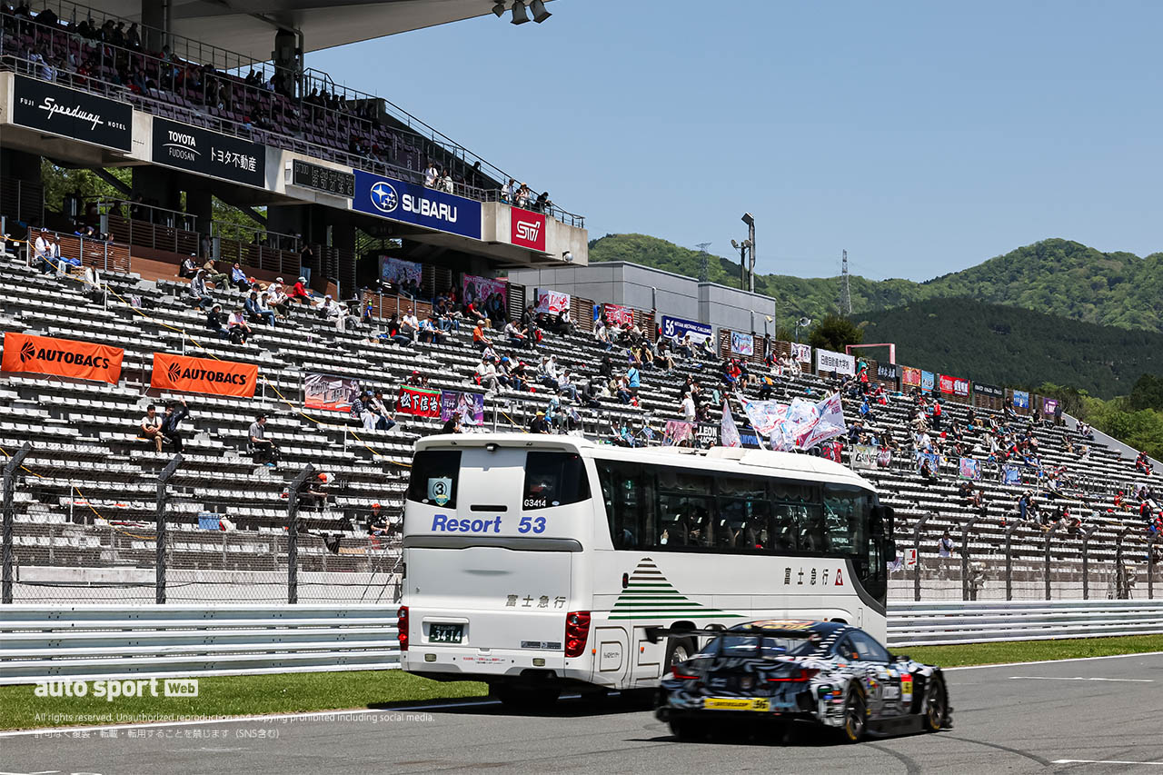 満席御礼、オートスポーツWeb読者限定のサーキットサファリが開催。GT300王者の川合孝汰が同乗解説