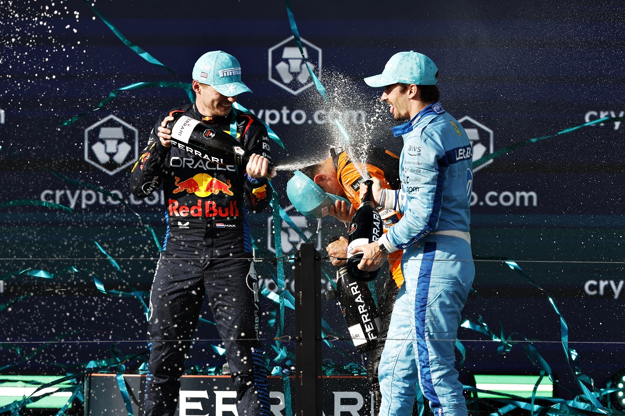 優勝したランド・ノリス（マクラーレン）を祝福するマックス・フェルスタッペン（レッドブル）とシャルル・ルクレール（フェラーリ）