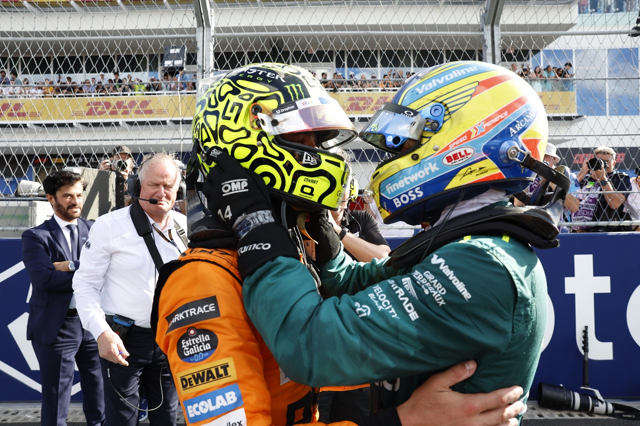 フェルナンド・アロンソ（アストンマーティン）がF1初優勝のランド・ノリス（マクラーレン）を祝福
