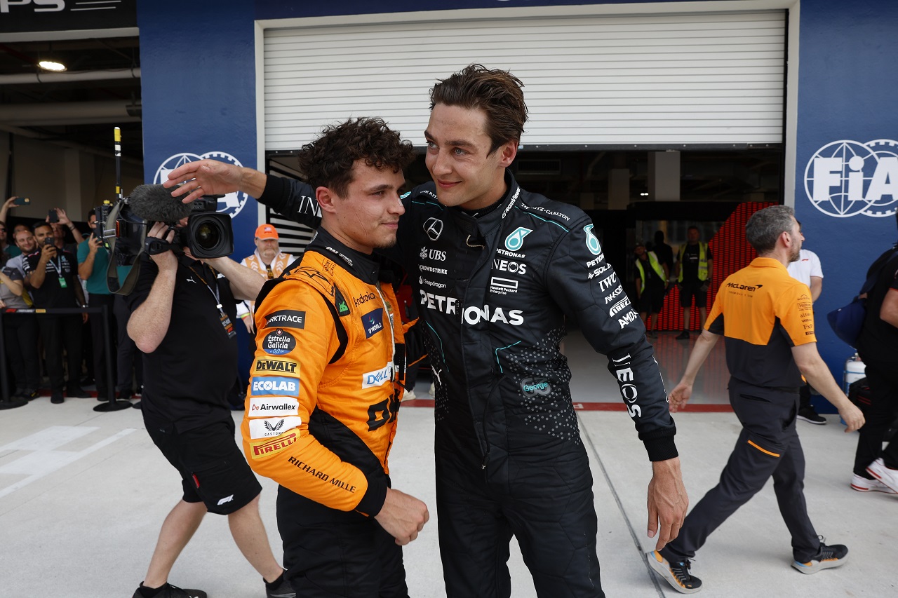 ジョージ・ラッセル（メルセデス）がF1初優勝のランド・ノリス（マクラーレン）を祝福