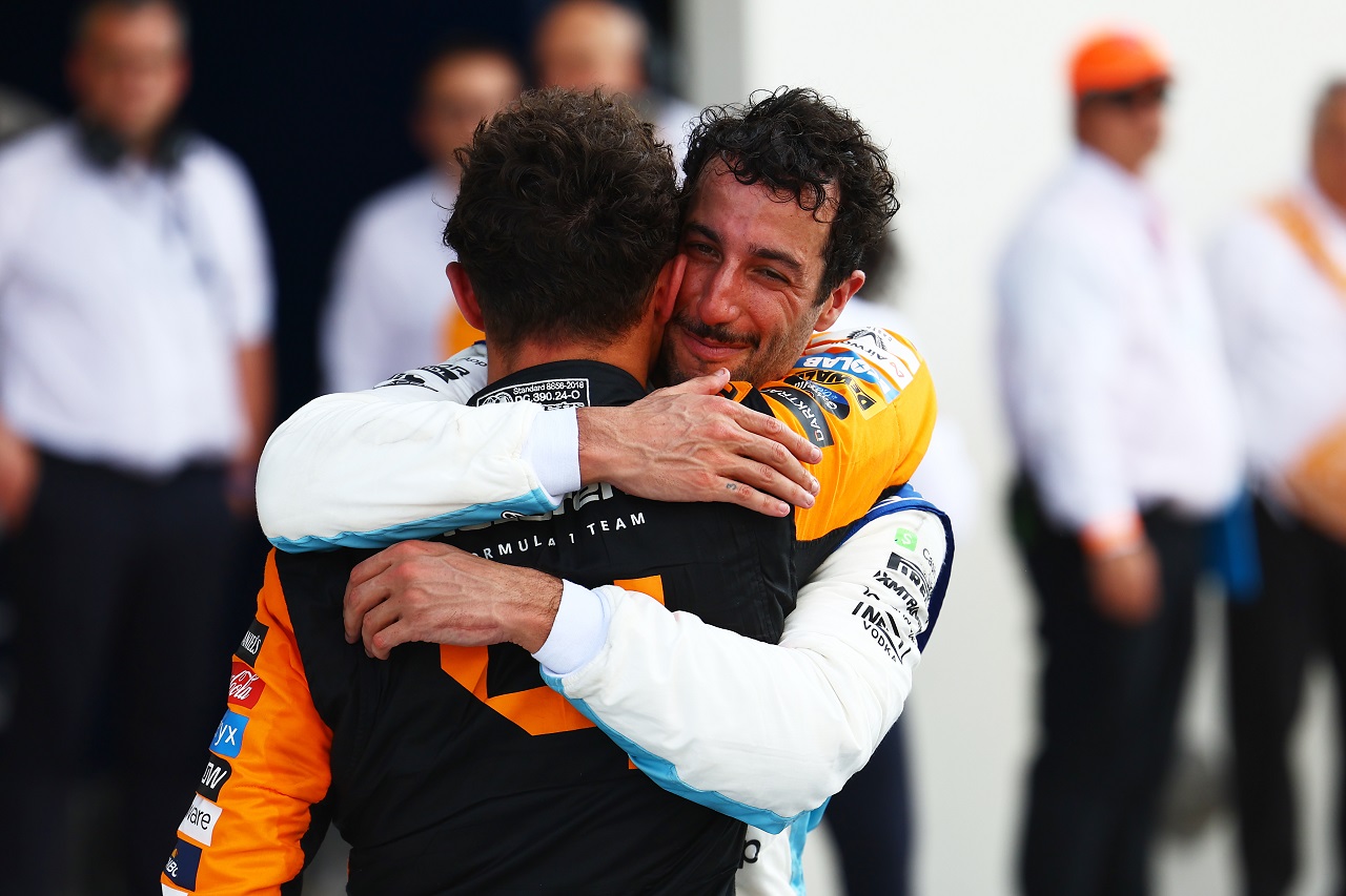 ダニエル・リカルド（RB）がF1初優勝のランド・ノリス（マクラーレン）を祝福