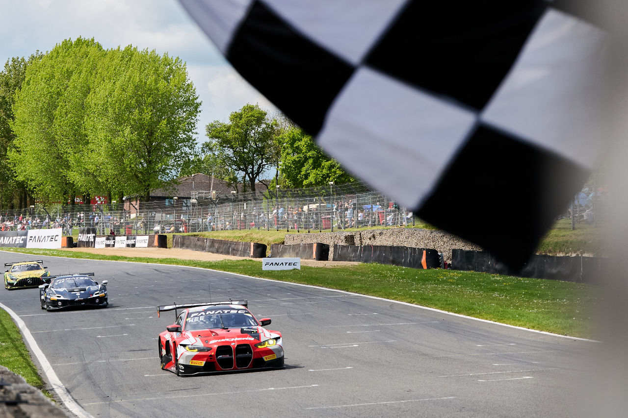 ブランズハッチでGTWCヨーロッパのスプリントカップが開幕。チームWRTのBMWとウインワードのメルセデスAMGが勝利を分け合う