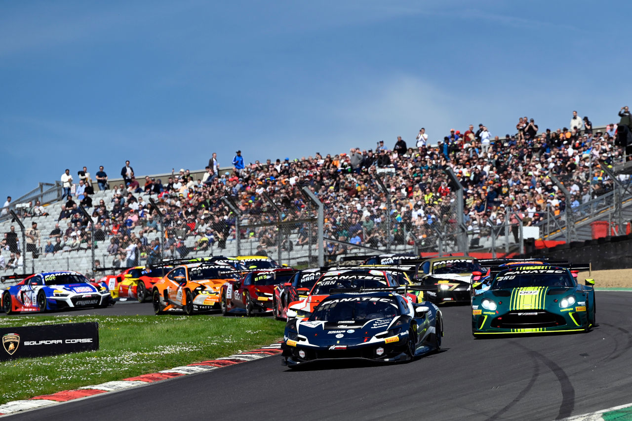 ブランズハッチでGTWCヨーロッパのスプリントカップが開幕。チームWRTのBMWとウインワードのメルセデスAMGが勝利を分け合う