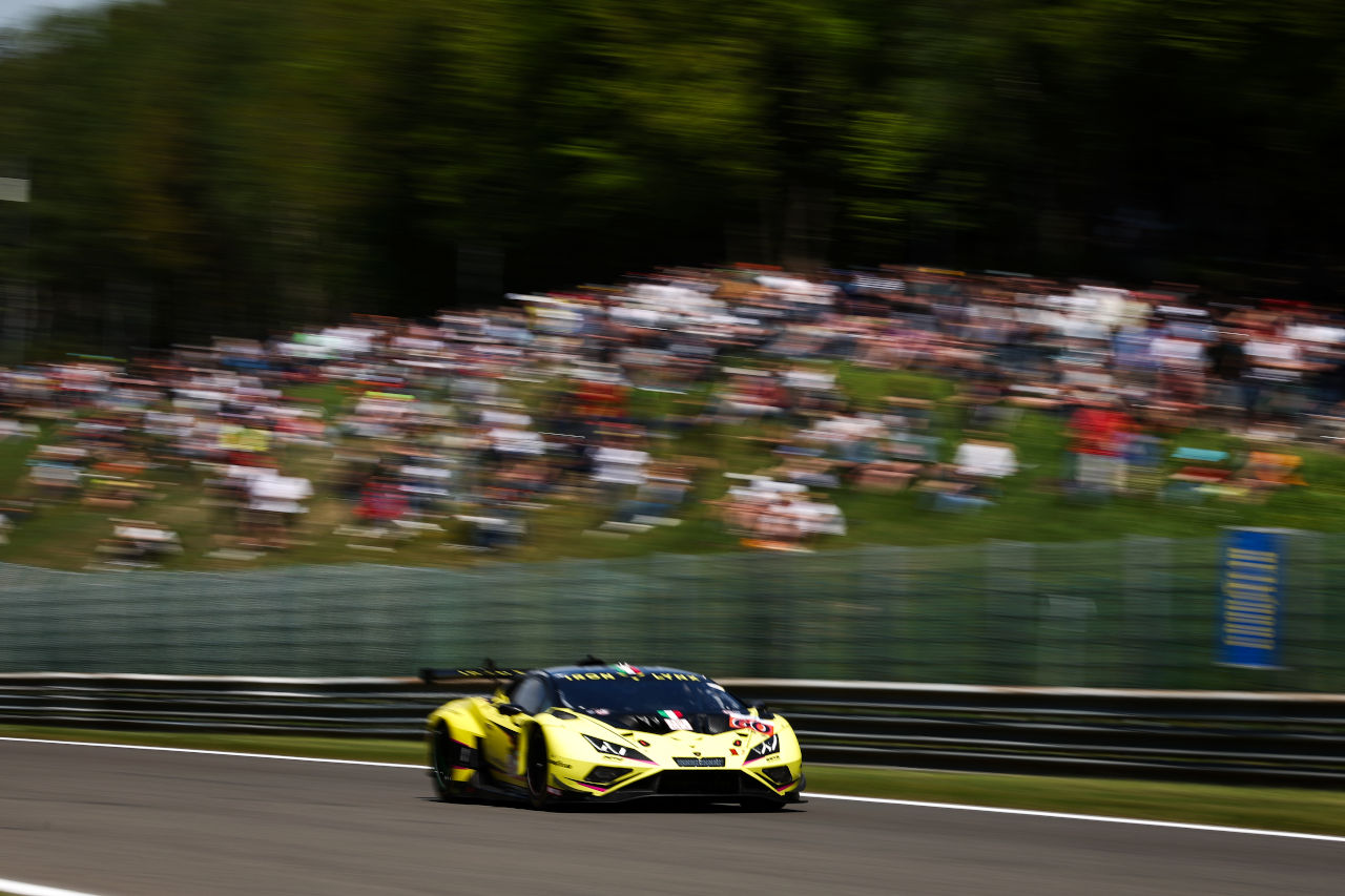 異例の“赤旗＆延長”大波乱のWECスパでプライベーターが金星。ワークスポルシェを従え初優勝【後半レポート】