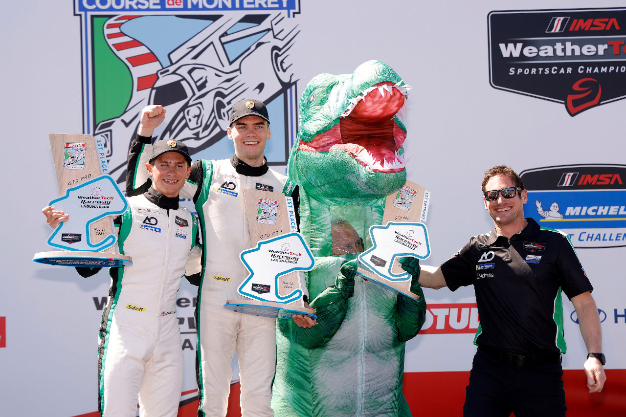 ポルシェ・ペンスキー、キャデラックの牙城を崩しIMSAラグナ・セカを制す。恐竜カラーの911がGTDプロ初優勝