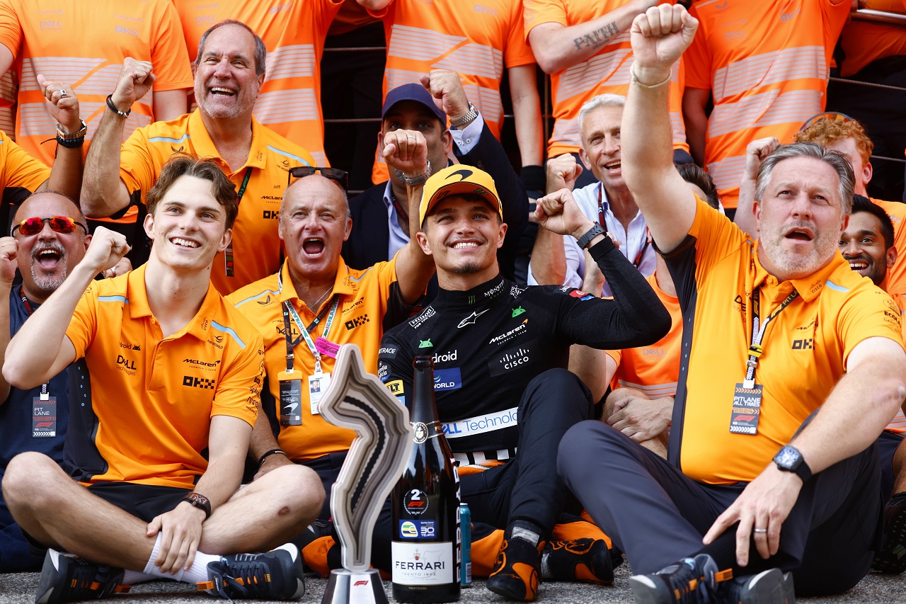 ランド・ノリス（マクラーレン）の2位を祝うチーム