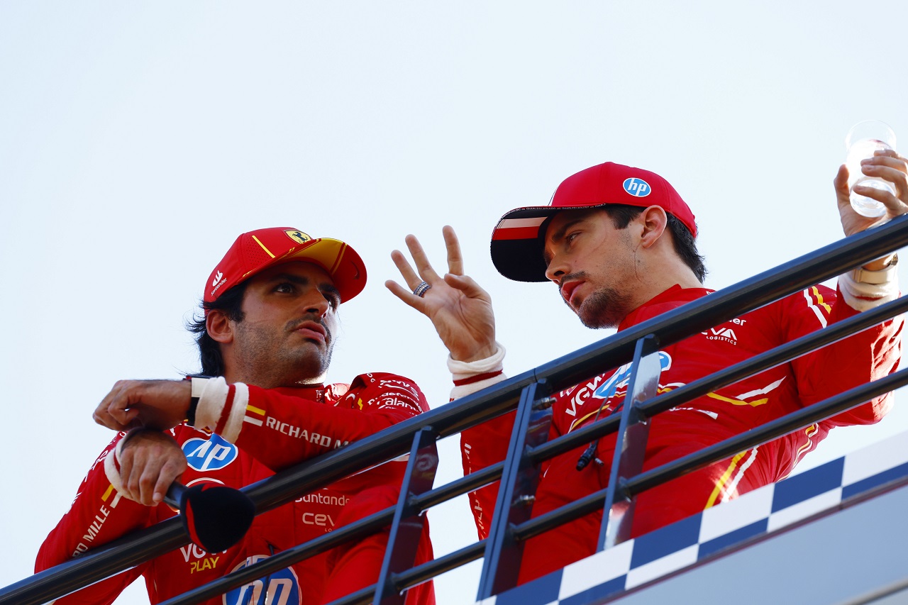 予選1番手のシャルル・ルクレールと3番手のカルロス・サインツ（フェラーリ）