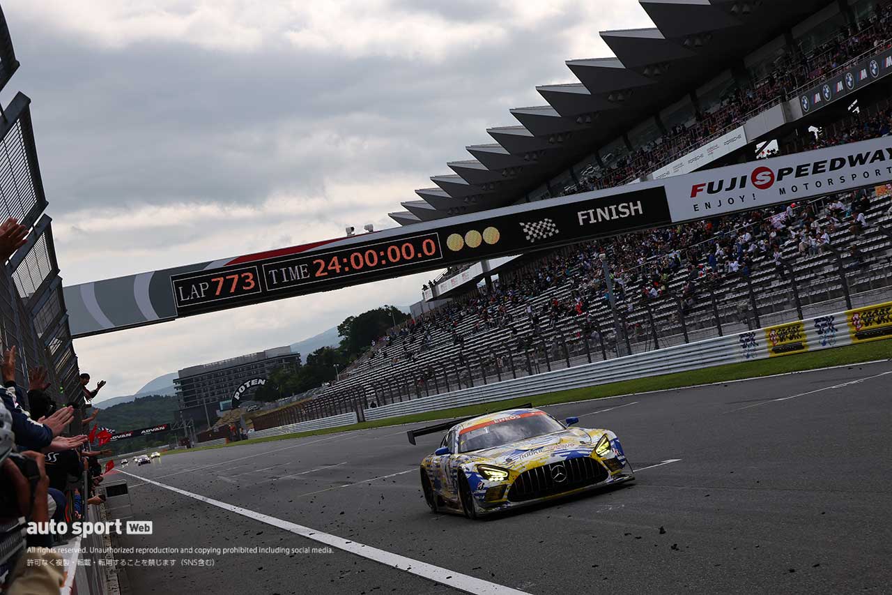 チェッカーフラッグを受ける中升 ROOKIE AMG GT3