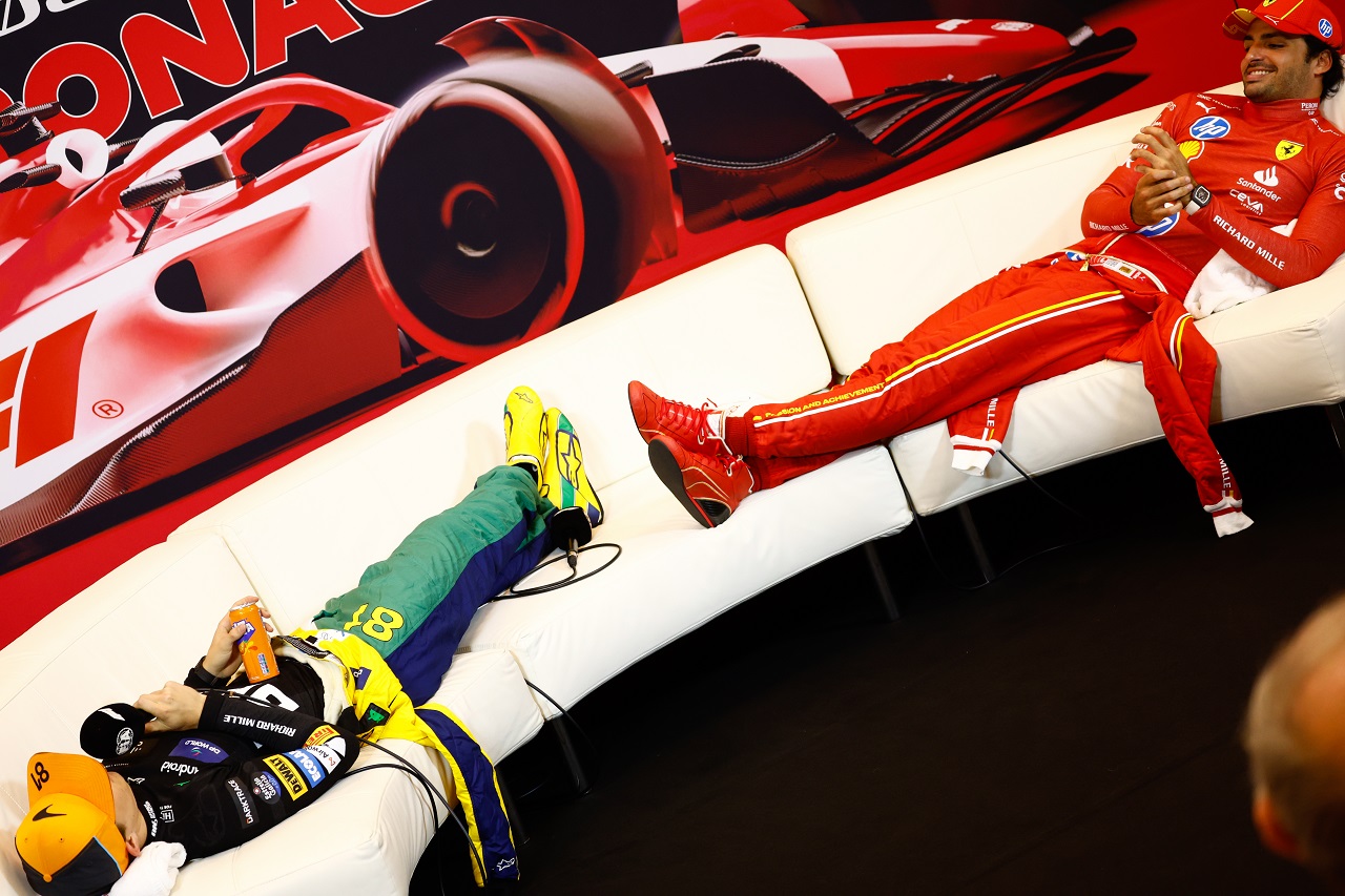 2位オスカー・ピアストリ（マクラーレン）と3位カルロス・サインツ（フェラーリ）