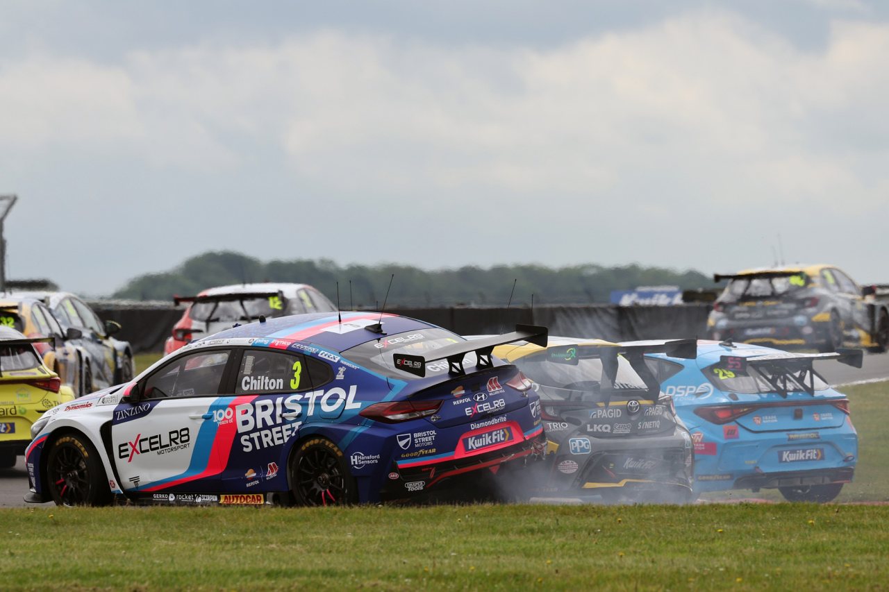 ダンプ条件でBMWのヒルがポールから連勝。元世界王者ハフも待望の復帰後初勝利／BTCC第3戦