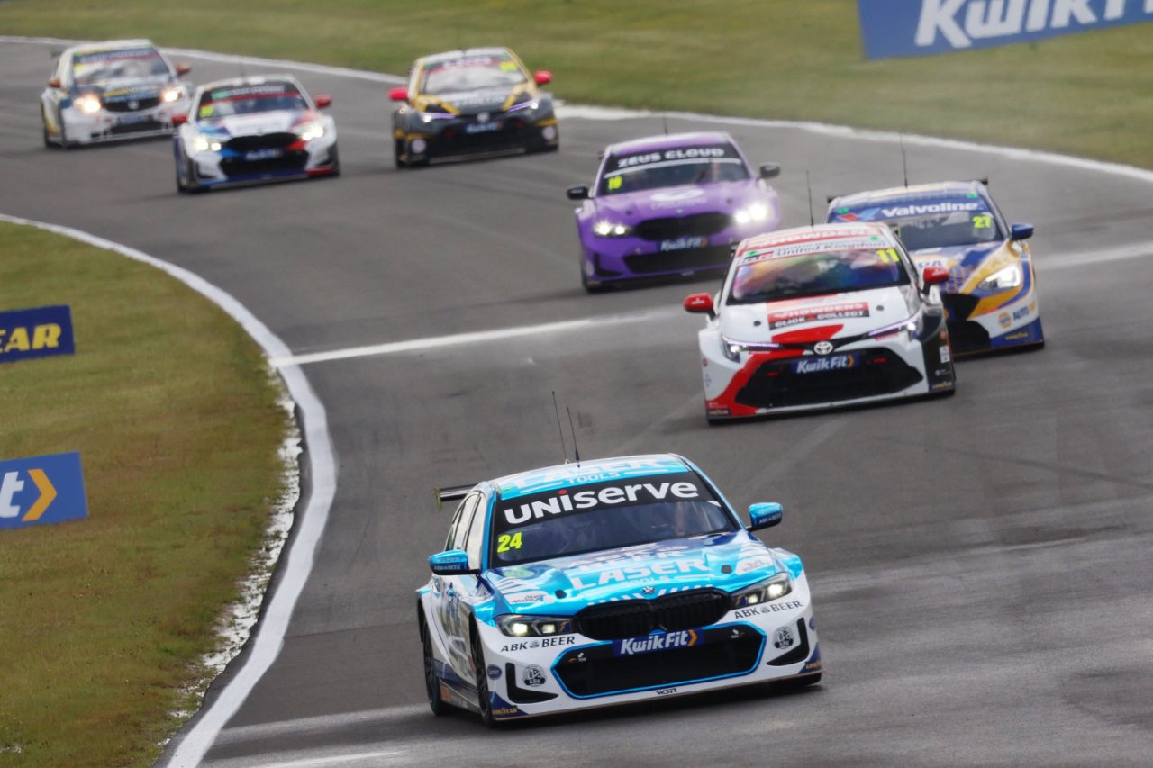 ダンプ条件でBMWのヒルがポールから連勝。元世界王者ハフも待望の復帰後初勝利／BTCC第3戦