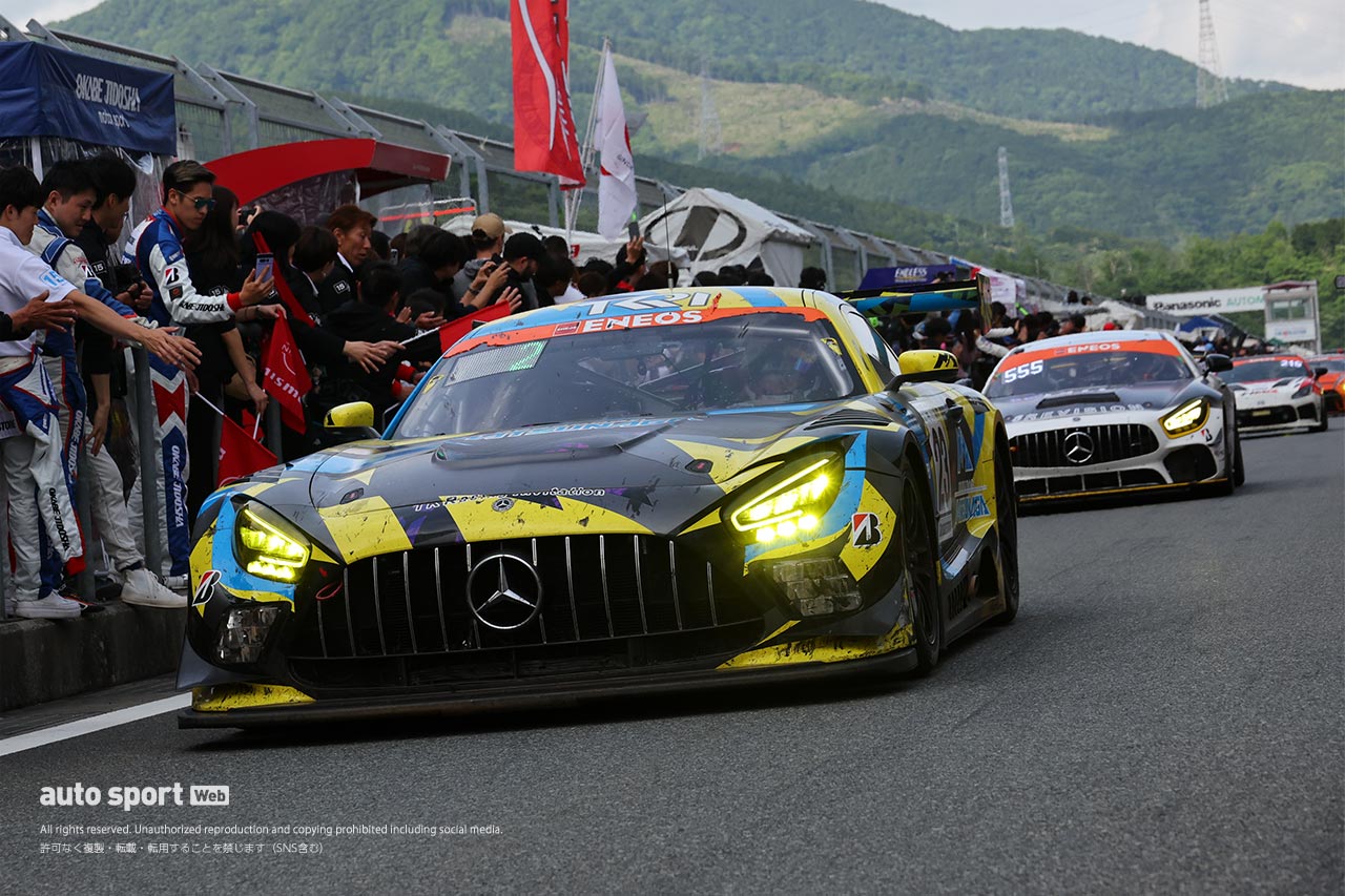 ROOKIE対TKRIの2台が魅せた超濃密な富士24時間の攻防戦。ペナルティが僅差の勝敗を分ける