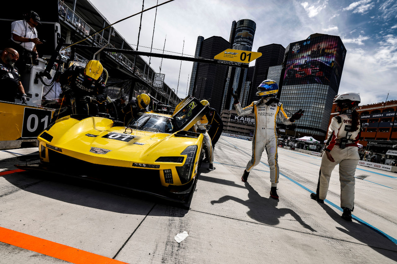 一発で決めたWTRアキュラ10号車が接触多発のデトロイトで今季初優勝。“恐竜ポルシェ”はGTDプロ2勝目／IMSA第5戦