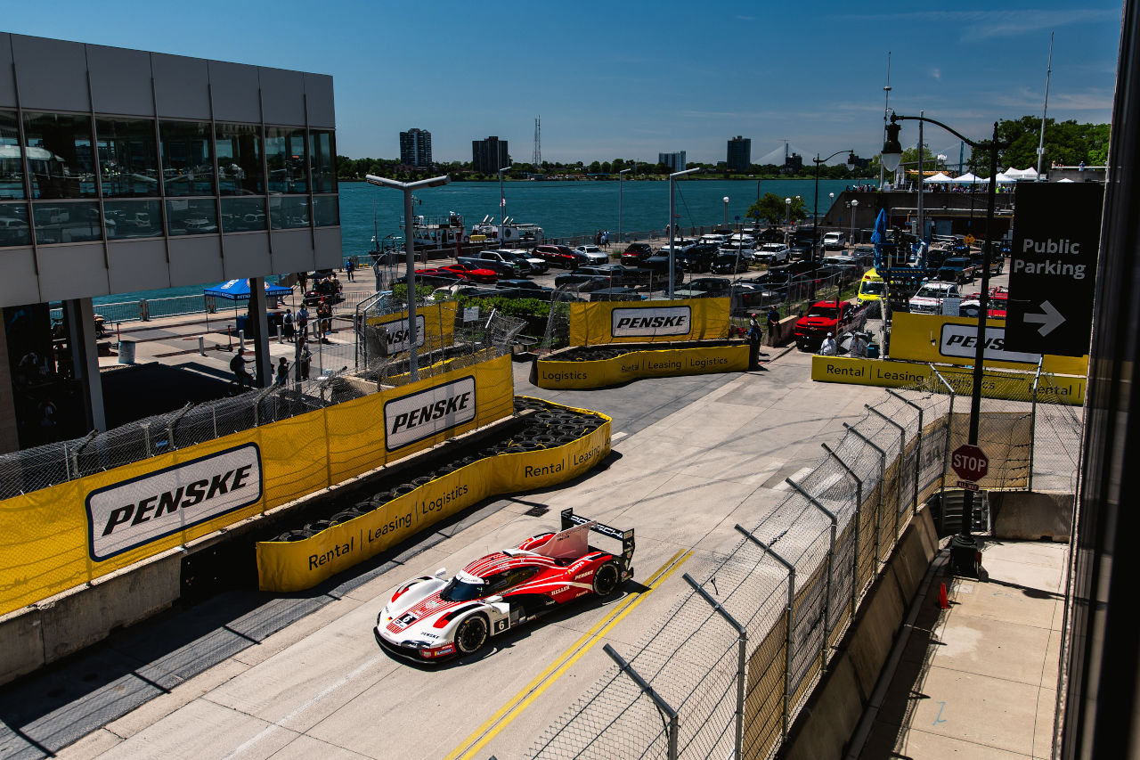 一発で決めたWTRアキュラ10号車が接触多発のデトロイトで今季初優勝。“恐竜ポルシェ”はGTDプロ2勝目／IMSA第5戦