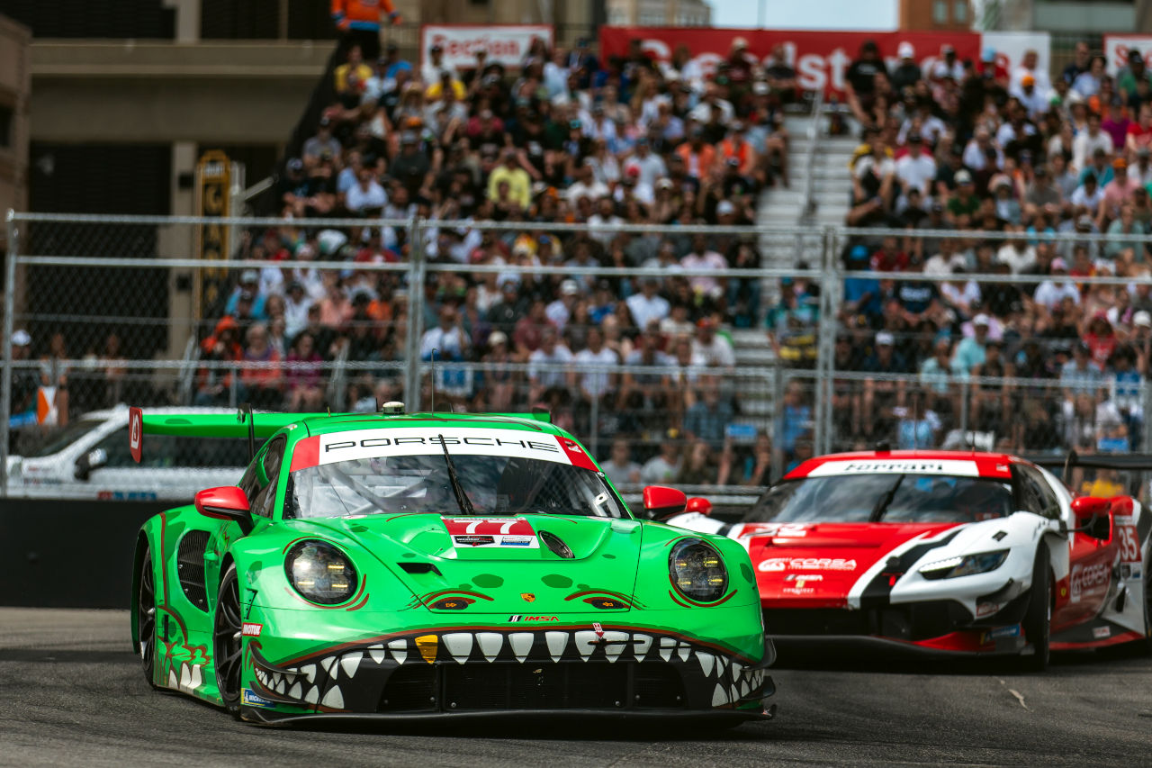 一発で決めたWTRアキュラ10号車が接触多発のデトロイトで今季初優勝。“恐竜ポルシェ”はGTDプロ2勝目／IMSA第5戦