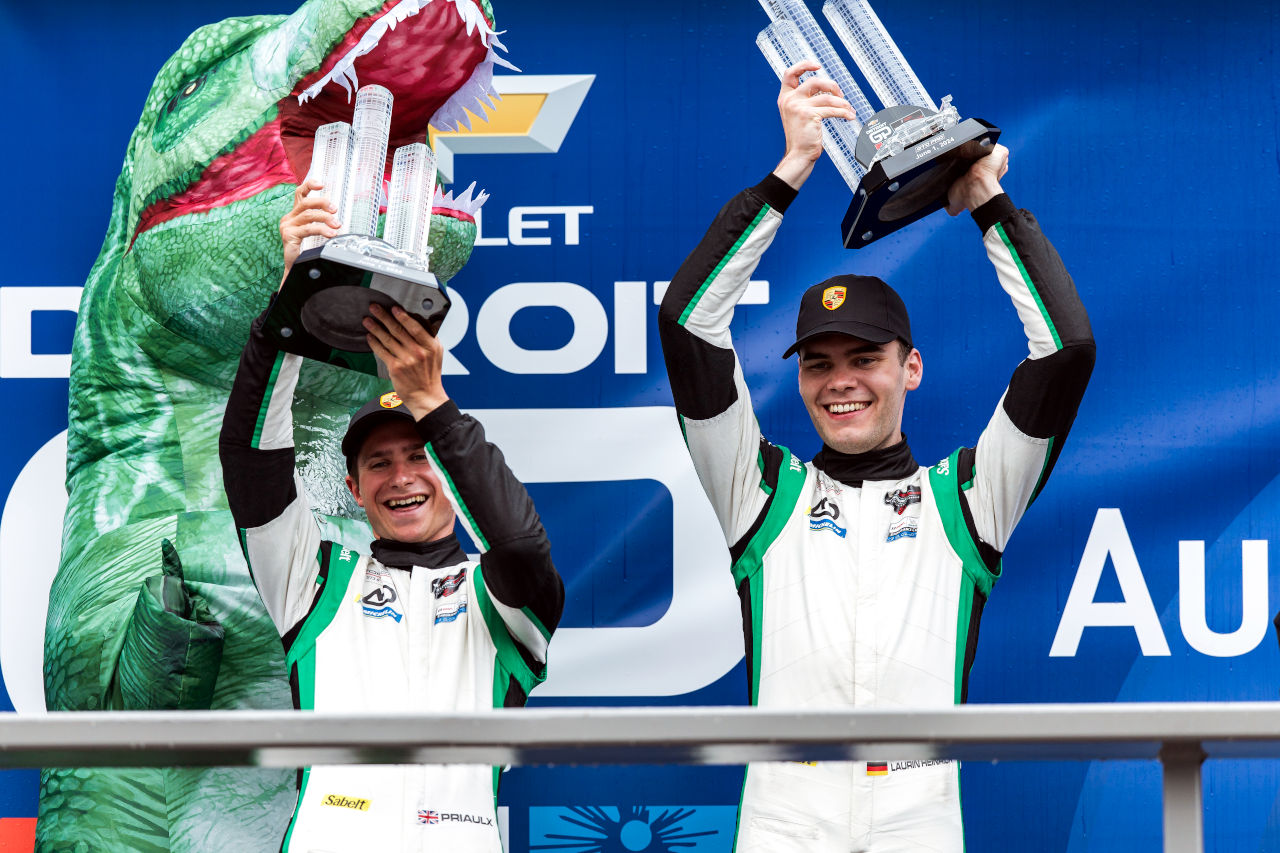 一発で決めたWTRアキュラ10号車が接触多発のデトロイトで今季初優勝。“恐竜ポルシェ”はGTDプロ2勝目／IMSA第5戦