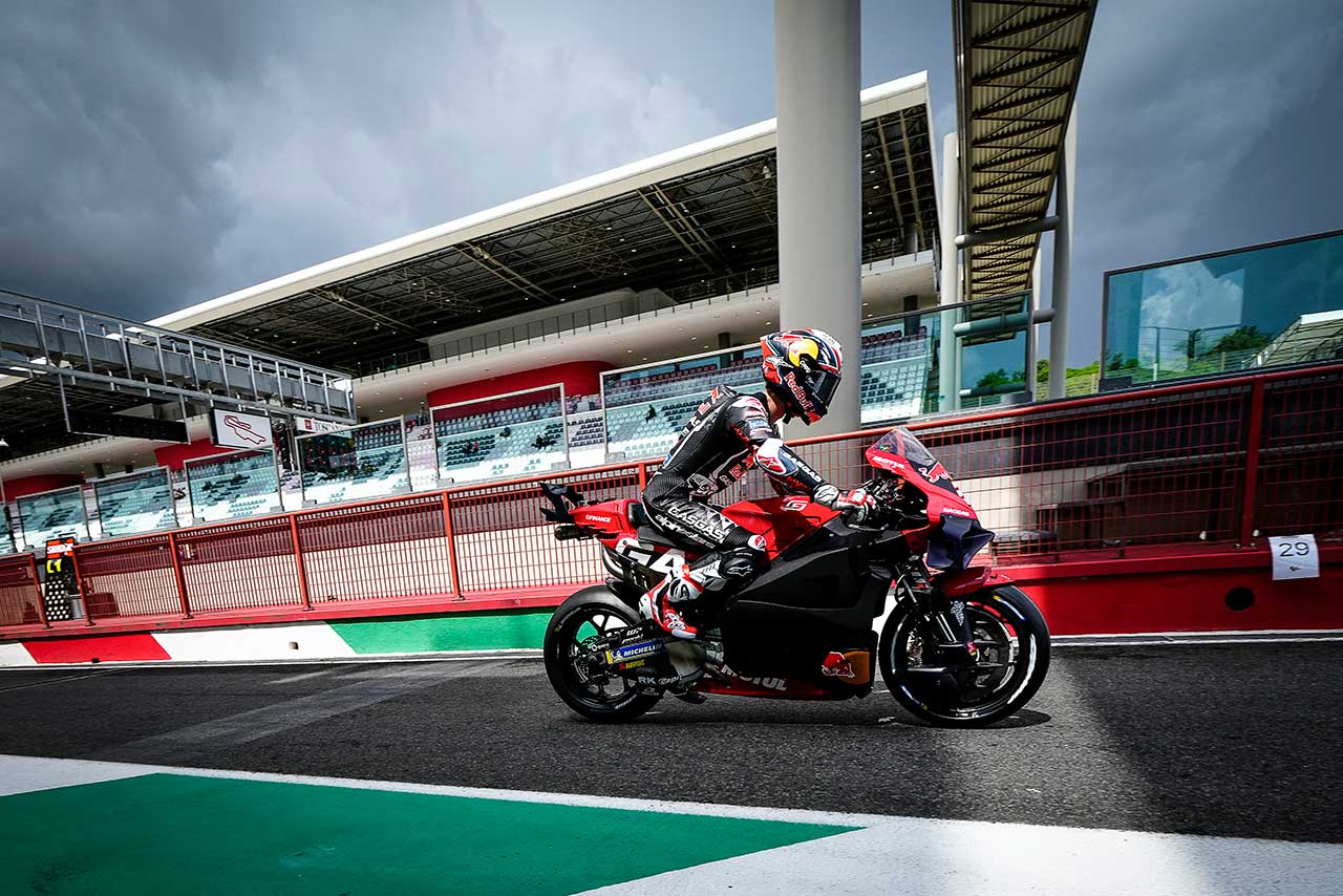 ウエットでKTMが上位に。ホンダは雨でも走行続行でマリーニが最多周回／MotoGPムジェロ公式テスト