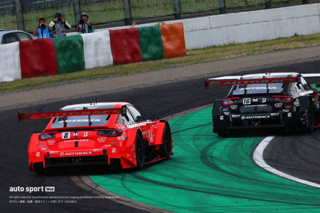 2台のARTA CIVICがあわや同士討ちのギリギリバトル。16号車大津弘樹、3位死守も「後半一気にペースが落ちた」