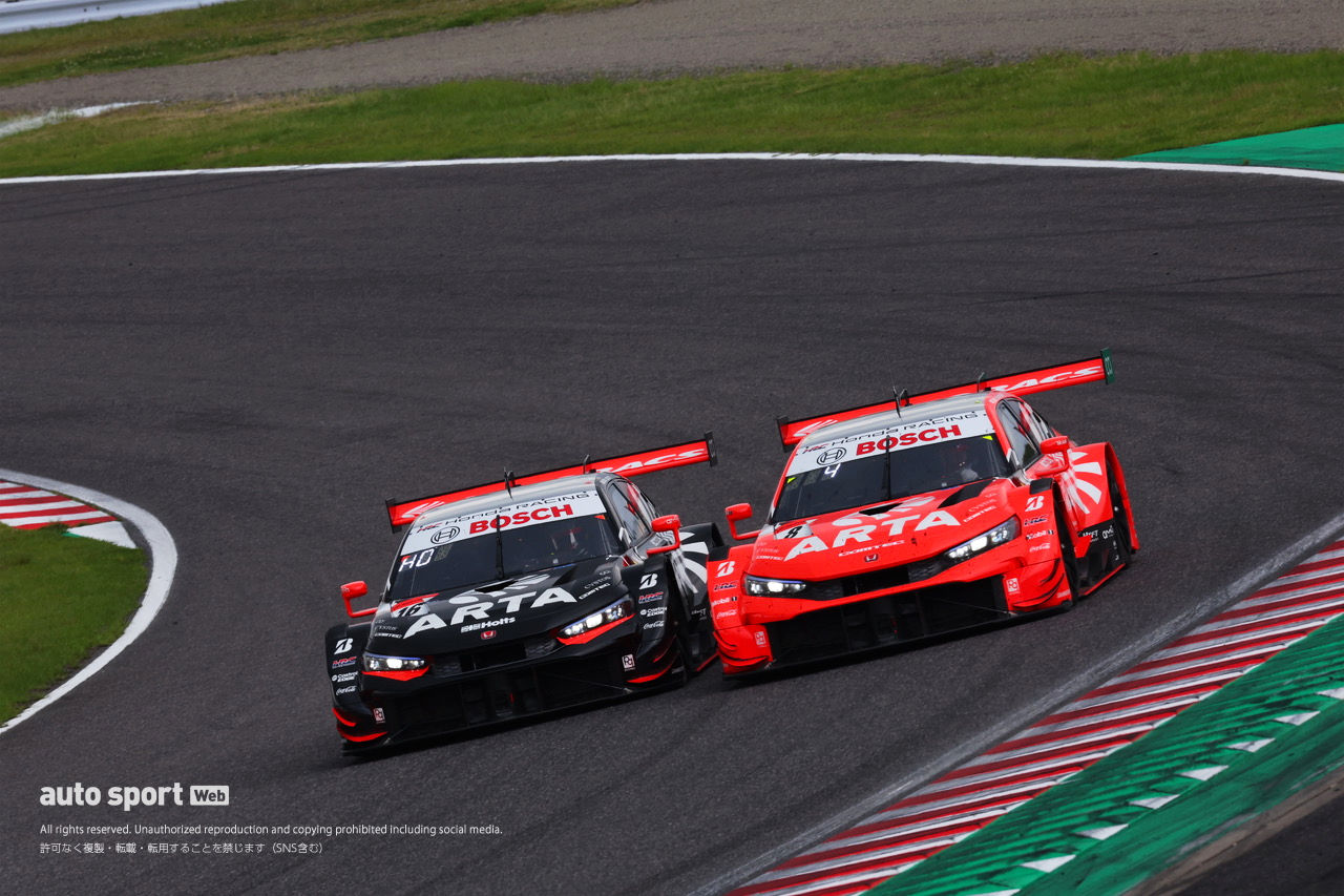 2台のARTA CIVICがあわや同士討ちのギリギリバトル。16号車大津弘樹、3位死守も「後半一気にペースが落ちた」