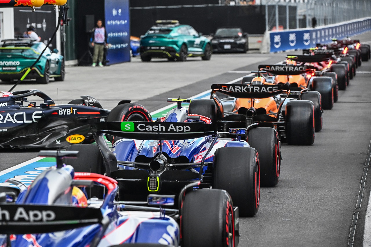 予選Q2スタートに向けて並ぶマシンの列と、マックス・フェルスタッペン（レッドブル）