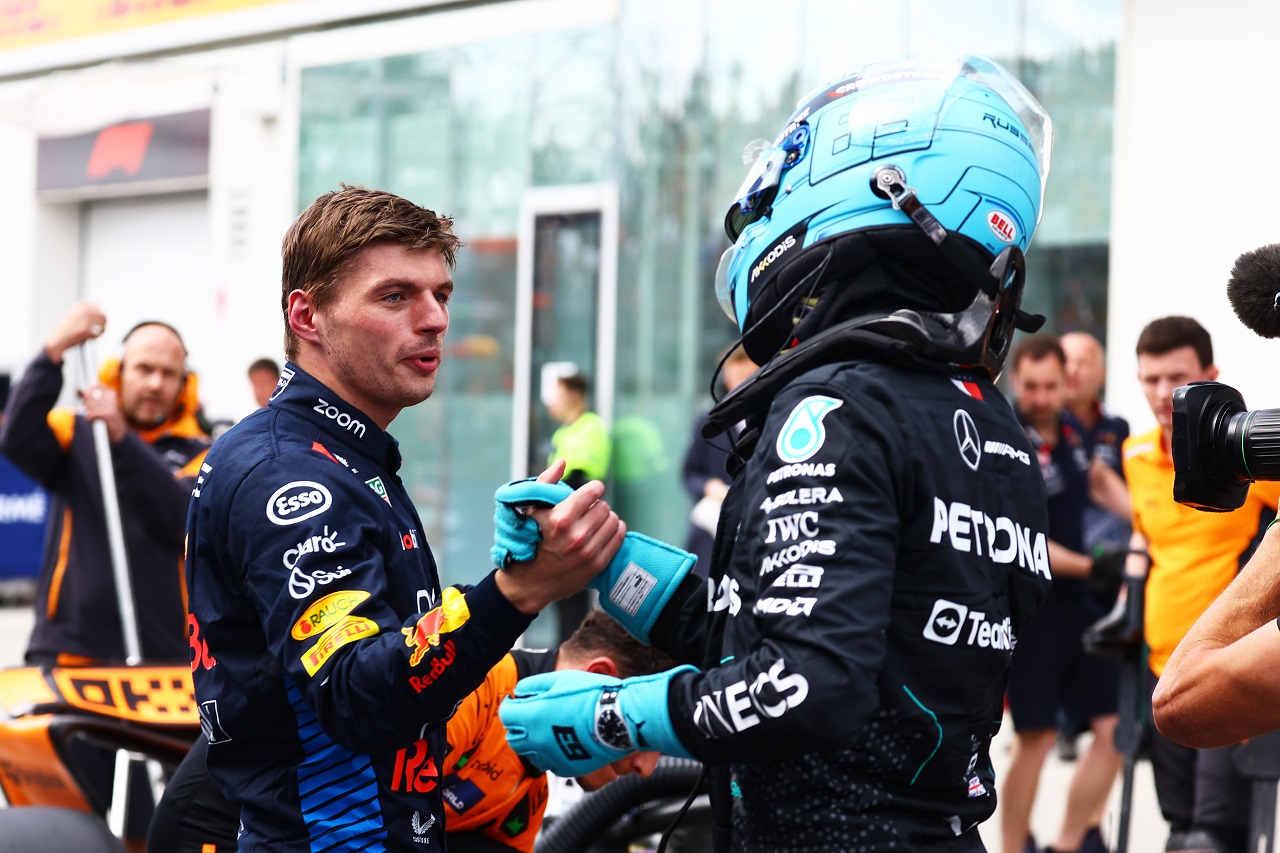 予選2番手のマックス・フェルスタッペン（レッドブル）とポールポジションのジョージ・ラッセル（メルセデス）