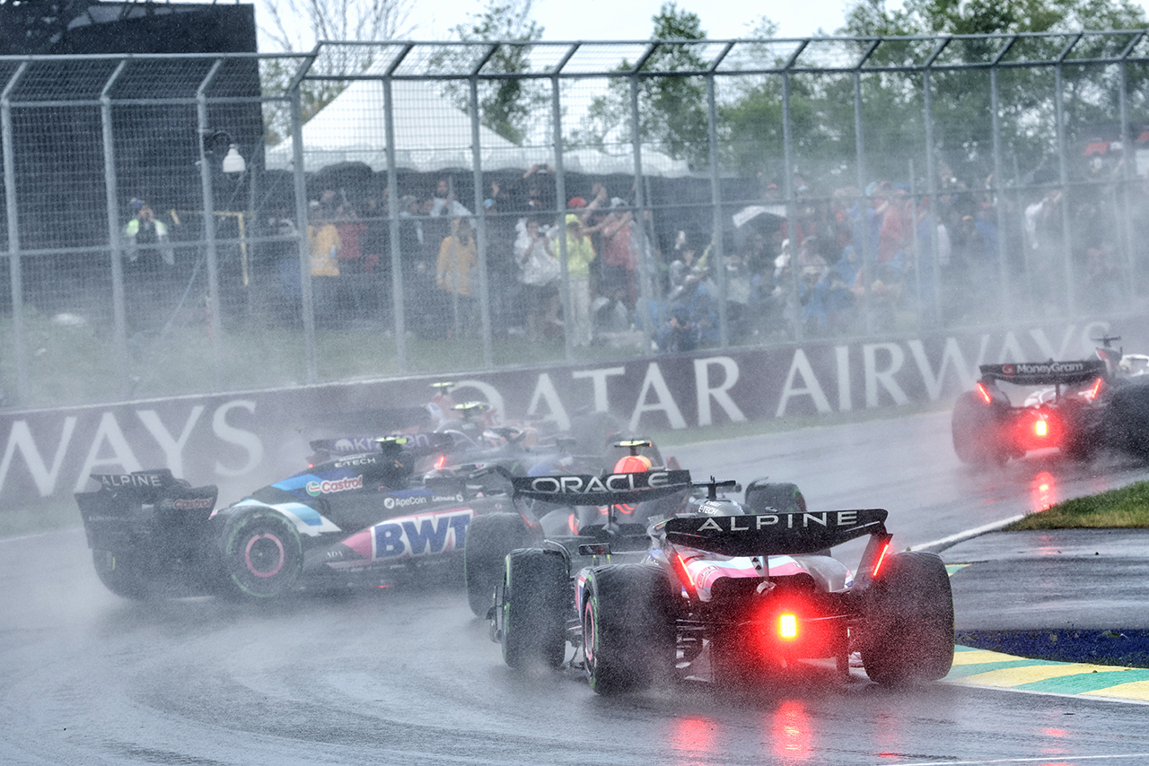 2024年F1第9戦カナダGP　スタート直後のエステバン・オコン（アルピーヌ）とセルジオ・ペレス（レッドブル）の接触