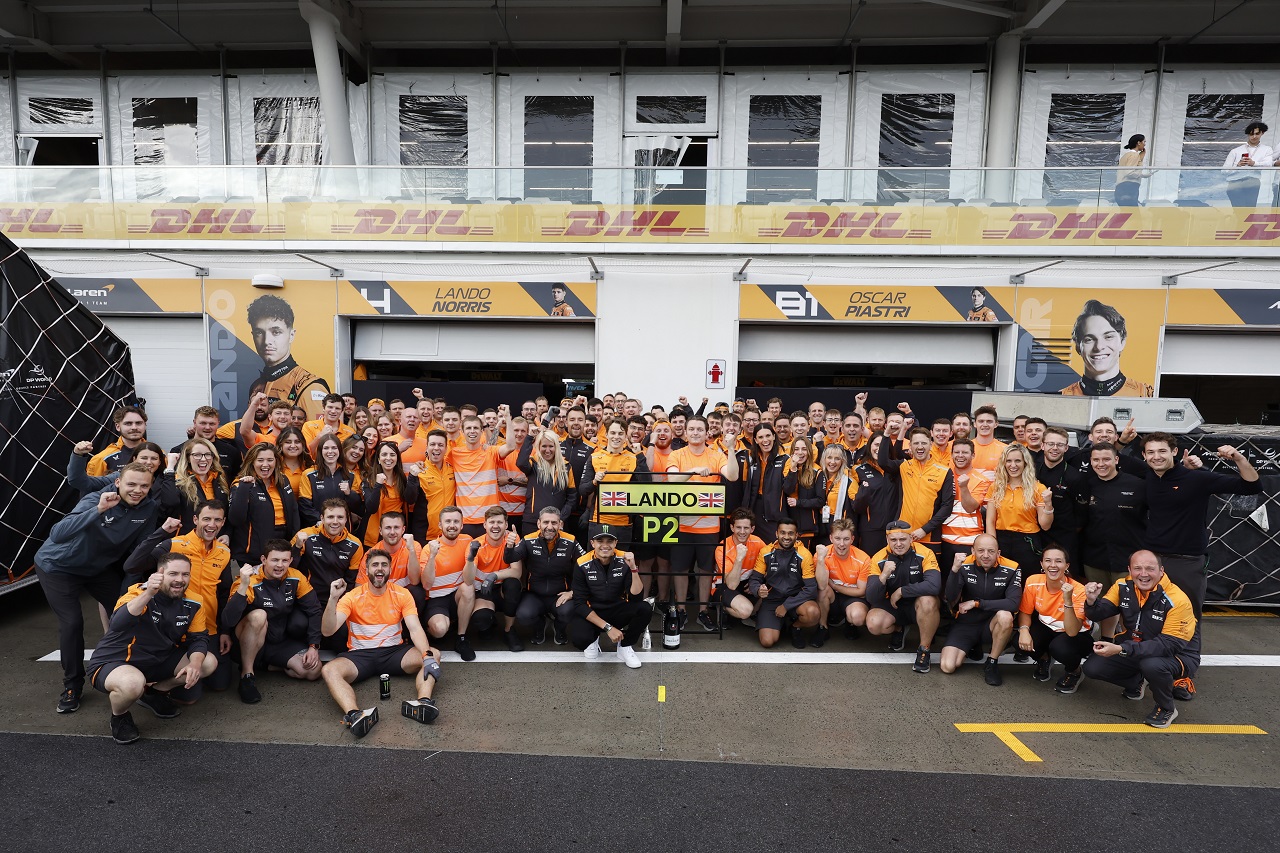 ランド・ノリス（マクラーレン）の2位を祝うチーム