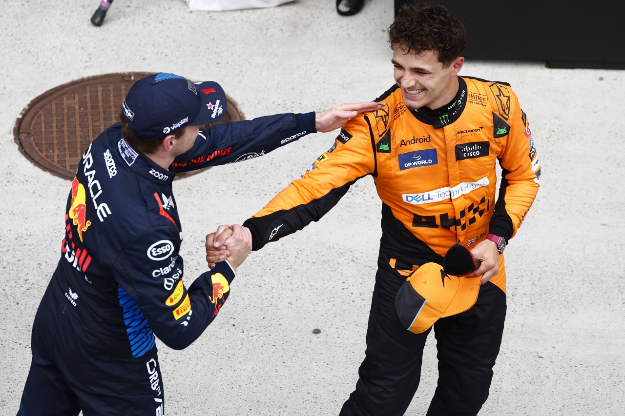 2位ランド・ノリス（マクラーレン）と優勝したマックス・フェルスタッペン（レッドブル）