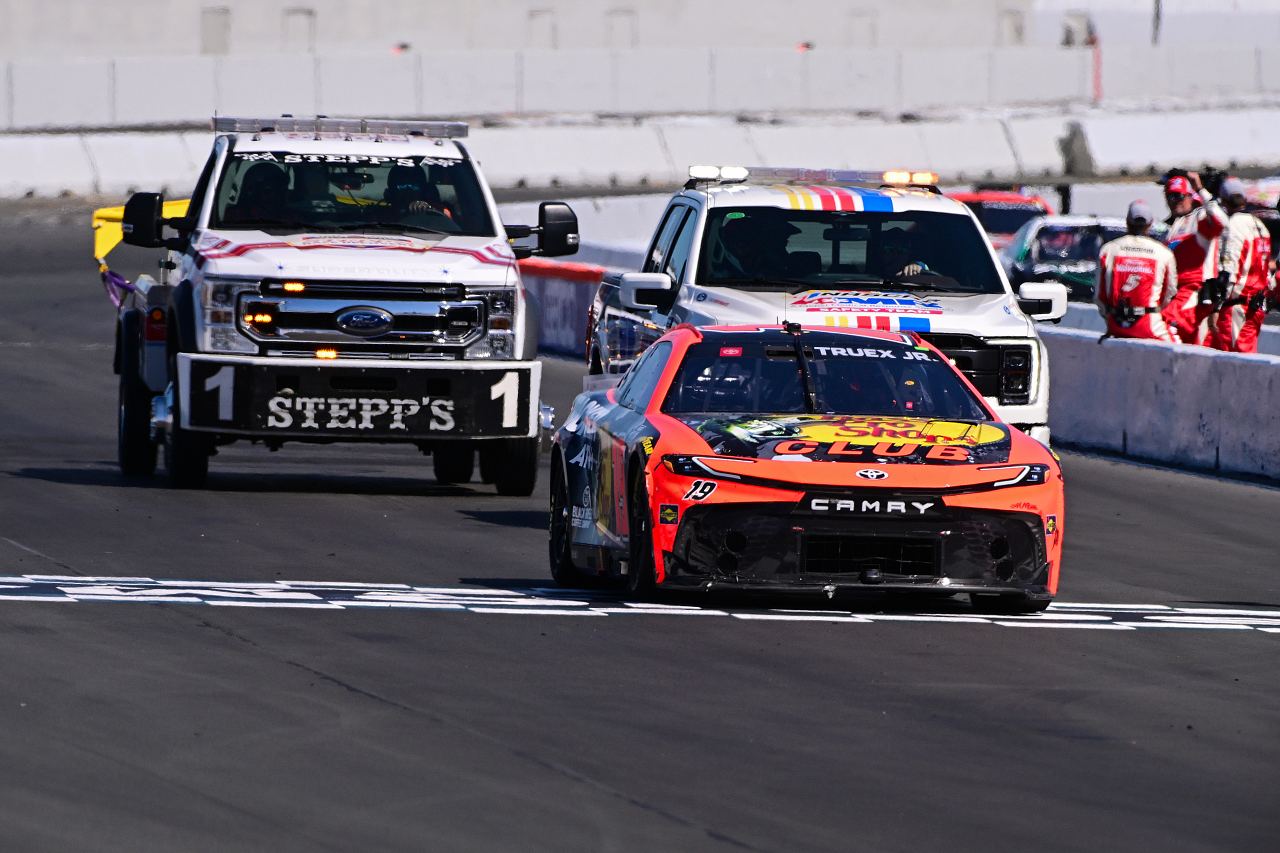 荒れた序盤を乗り越え、カイル・ラーソンが“戦略勝ち”で3勝目。タイトル戦線復帰へ／NASCAR第16戦
