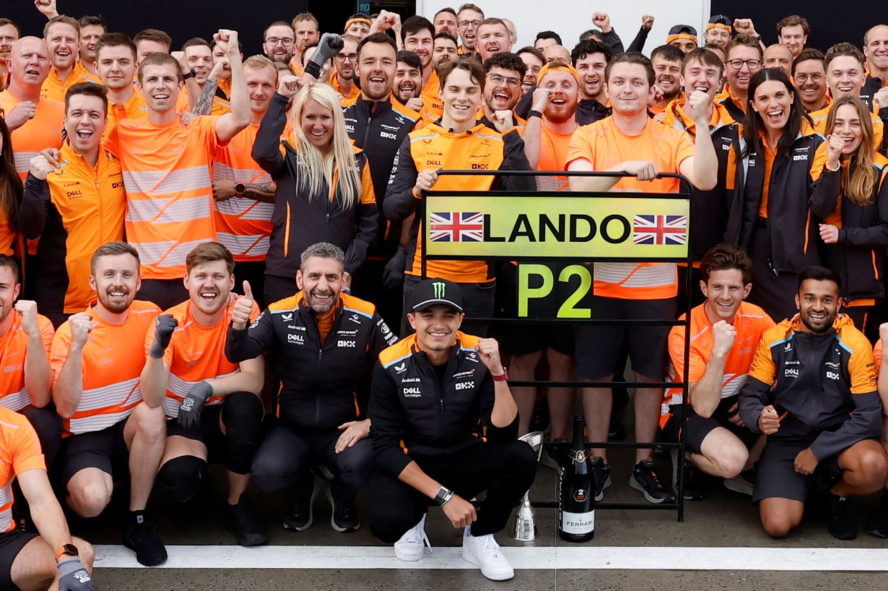 ランド・ノリス（マクラーレン）の2位を祝うチーム