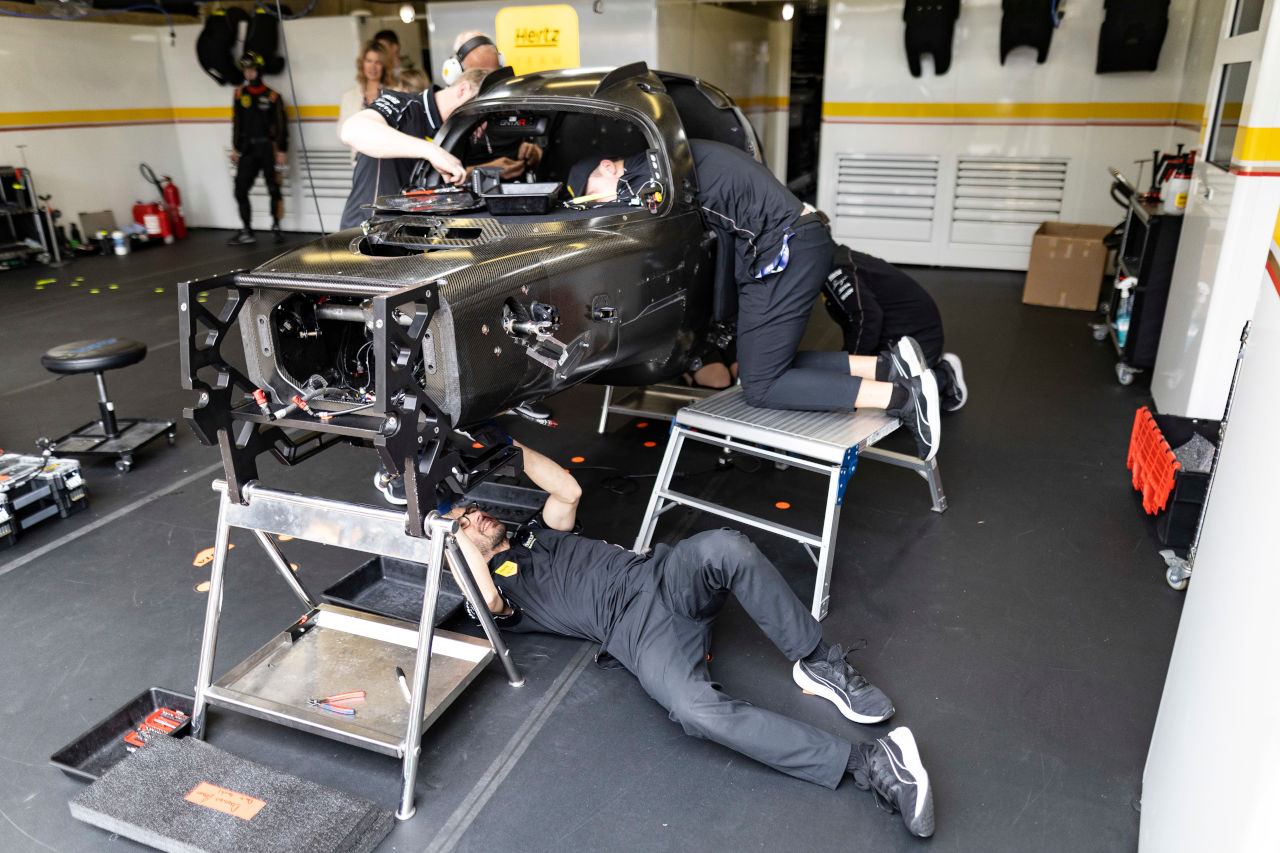FP2でクラッシュの12号車ポルシェ963、ル・マンの飛行場で代替シャシーのシェイクダウンを完了